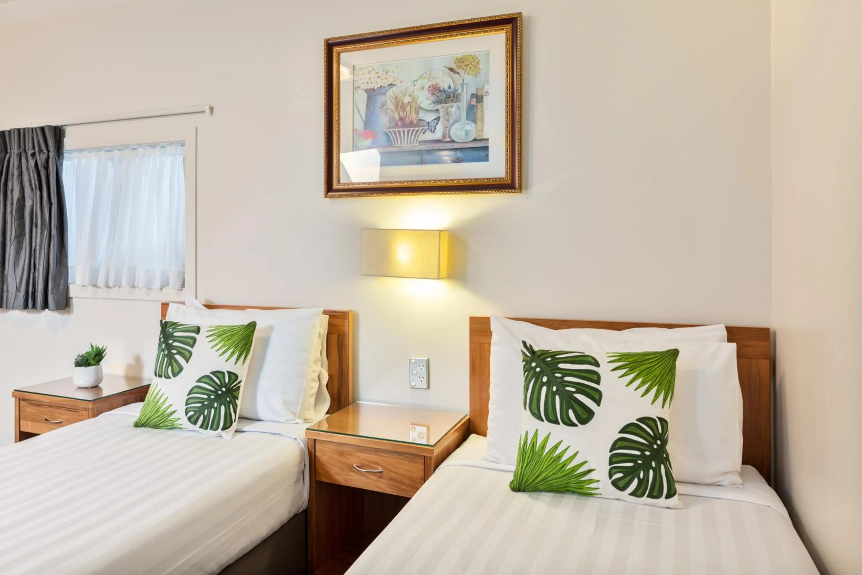 Bed in Best Western Newmarket Inn & Suites