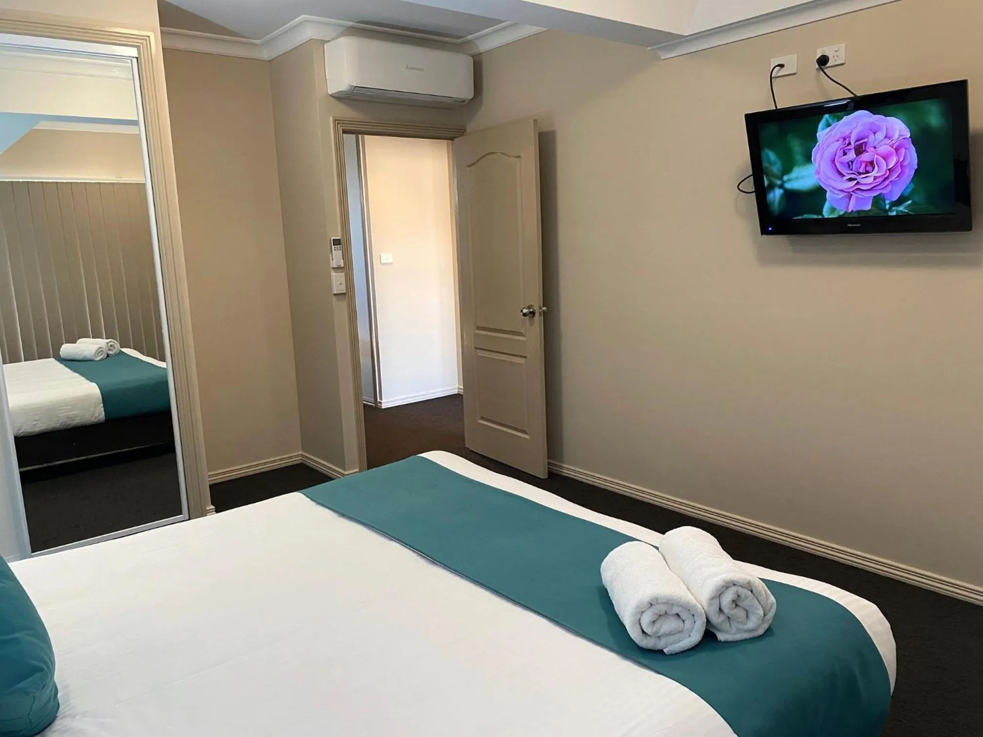 Bed in Cityville Apartments & Motel