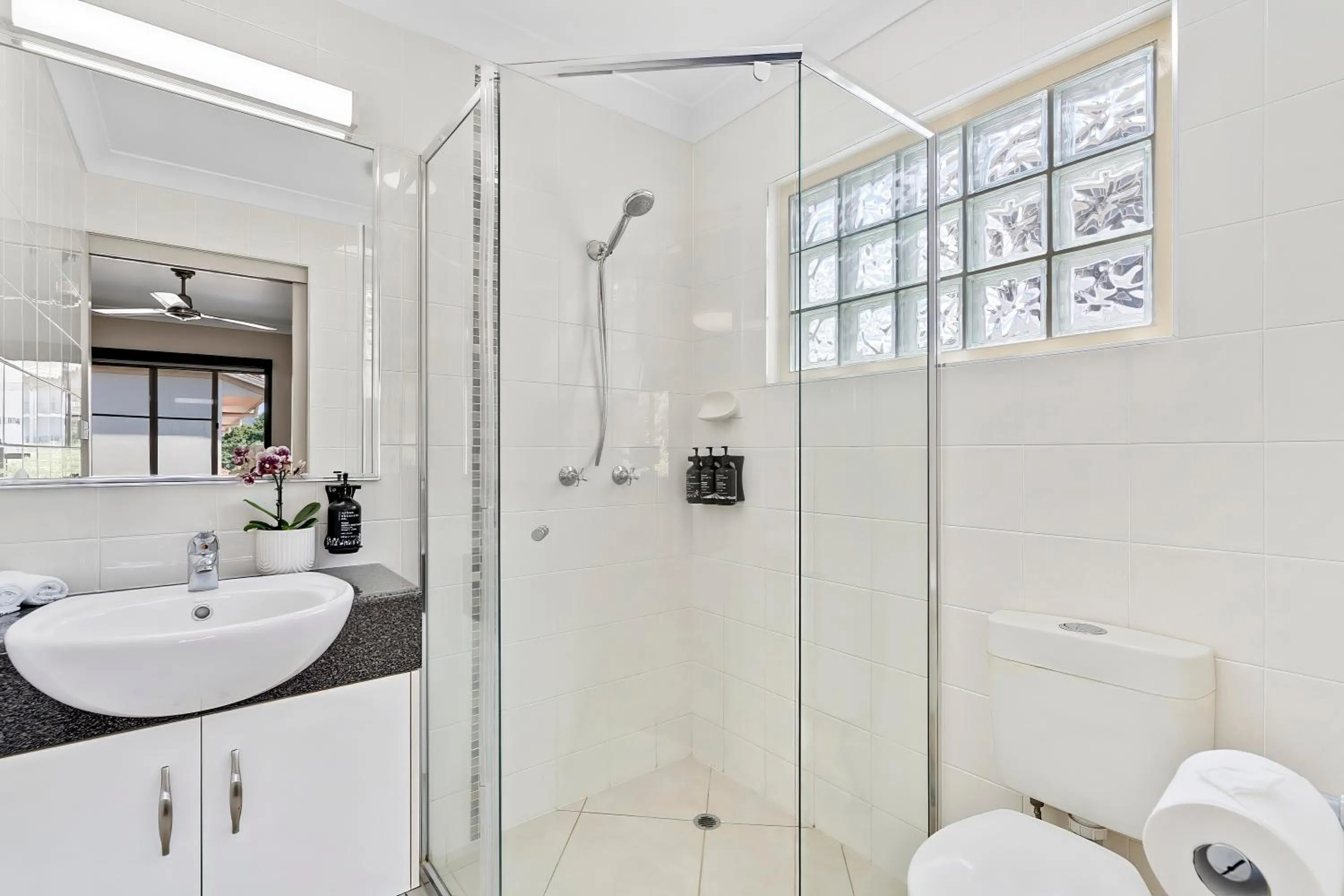 Shower in Cityville Apartments & Motel