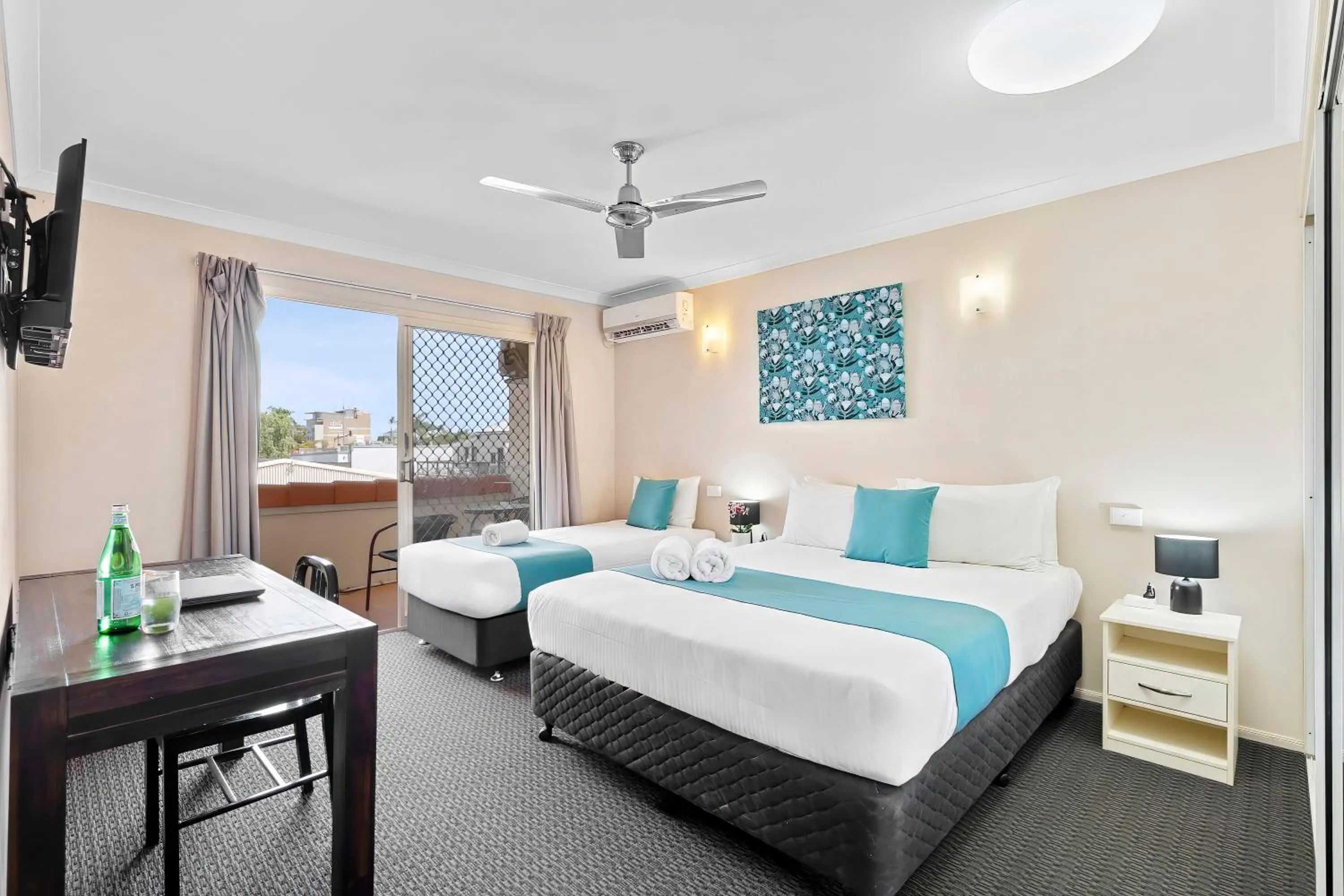 Bedroom, Bed in Cityville Apartments & Motel