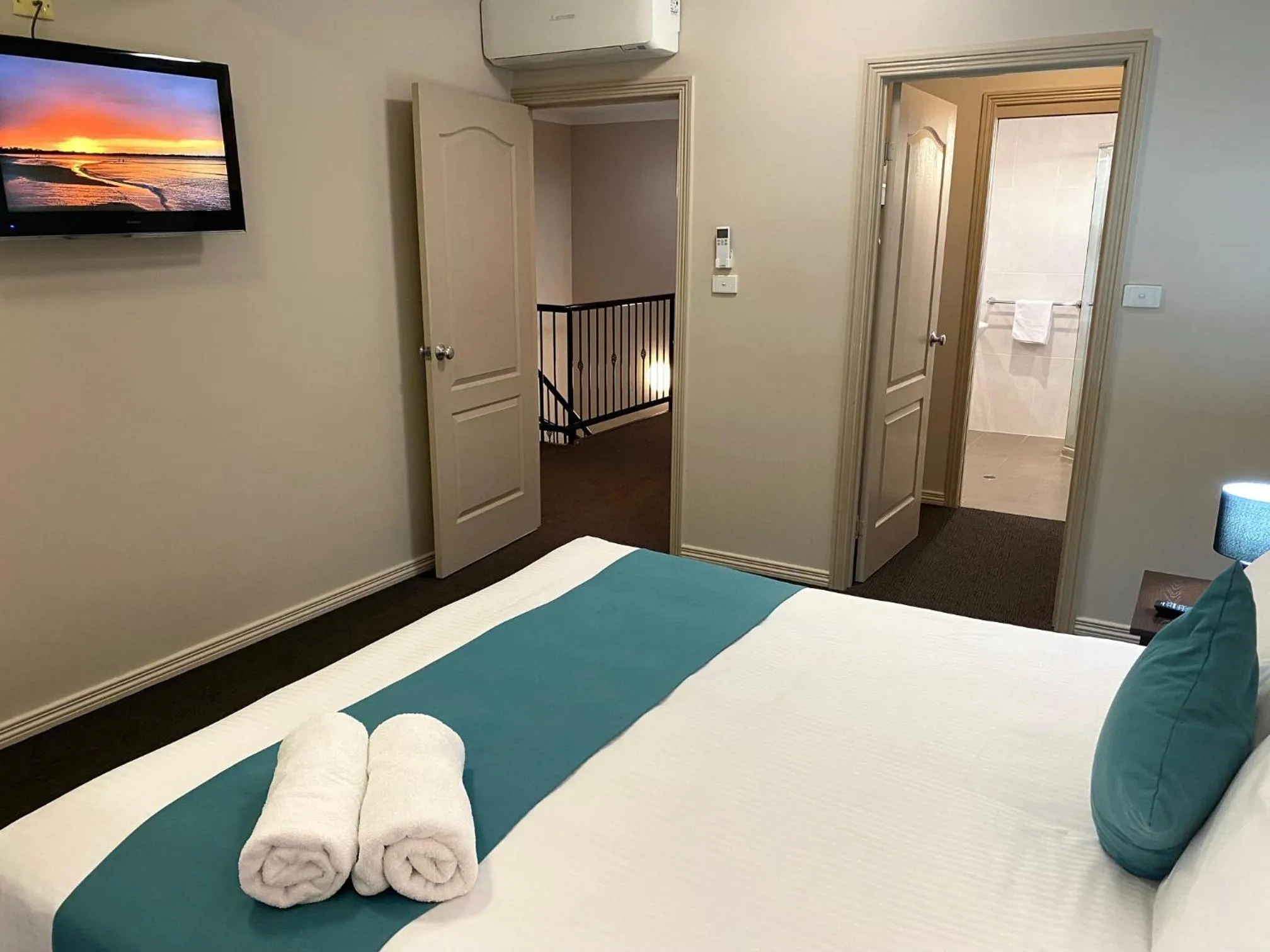 Bed in Cityville Apartments & Motel