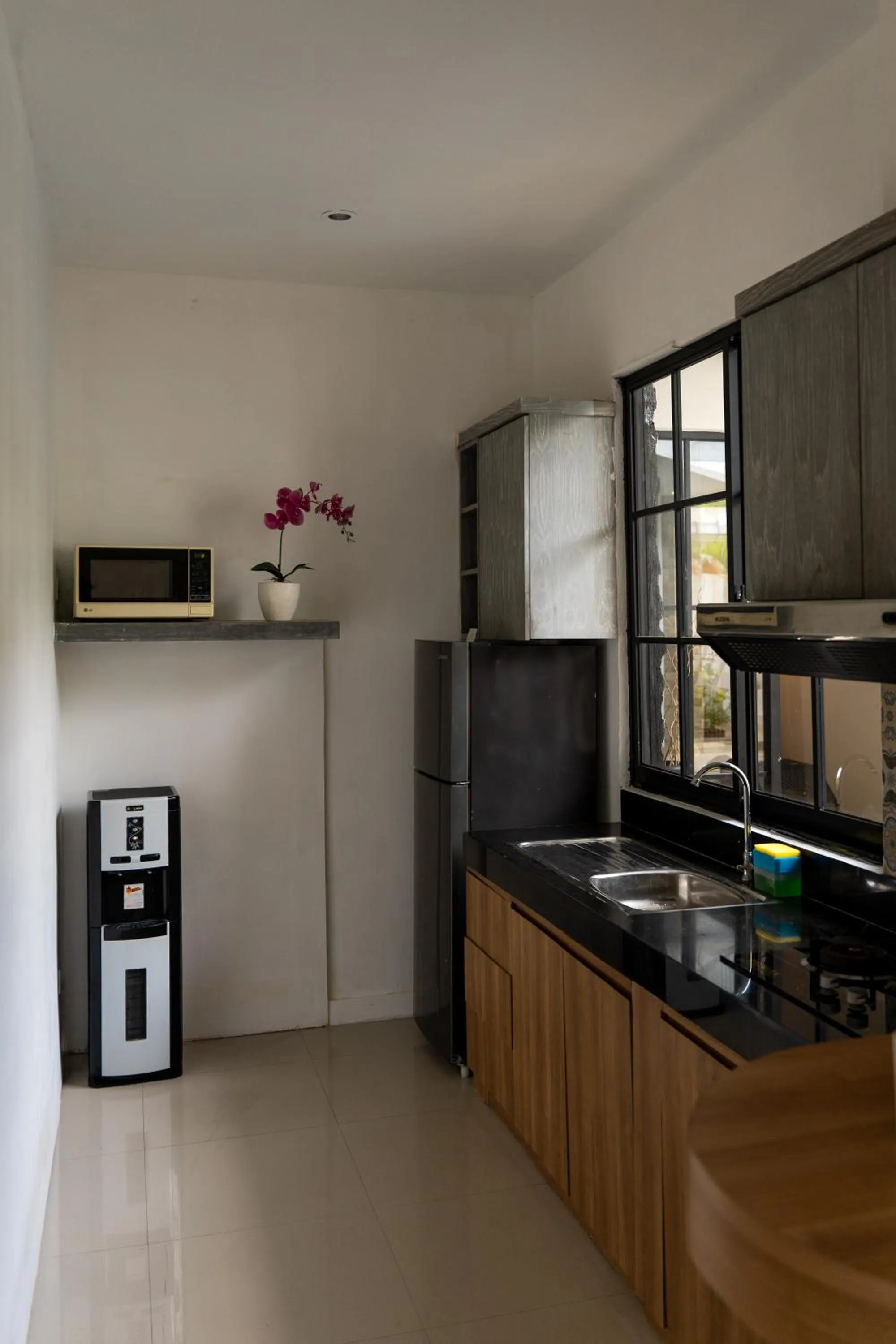 Kitchen or kitchenette in Awila Villas Kuta by The Wina Resorts