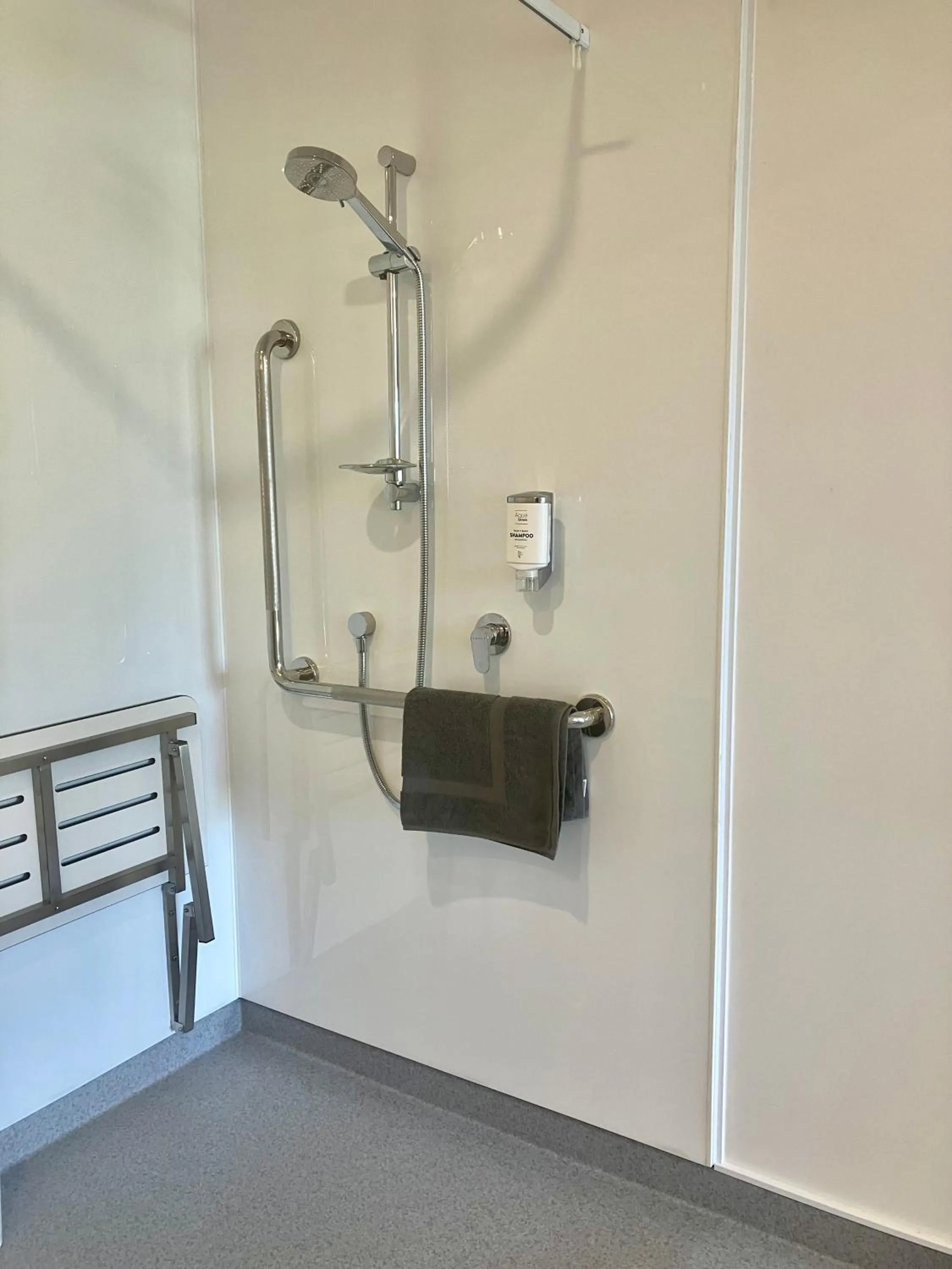 Shower in Tripinn Modern Motels & Affordable Accommodation