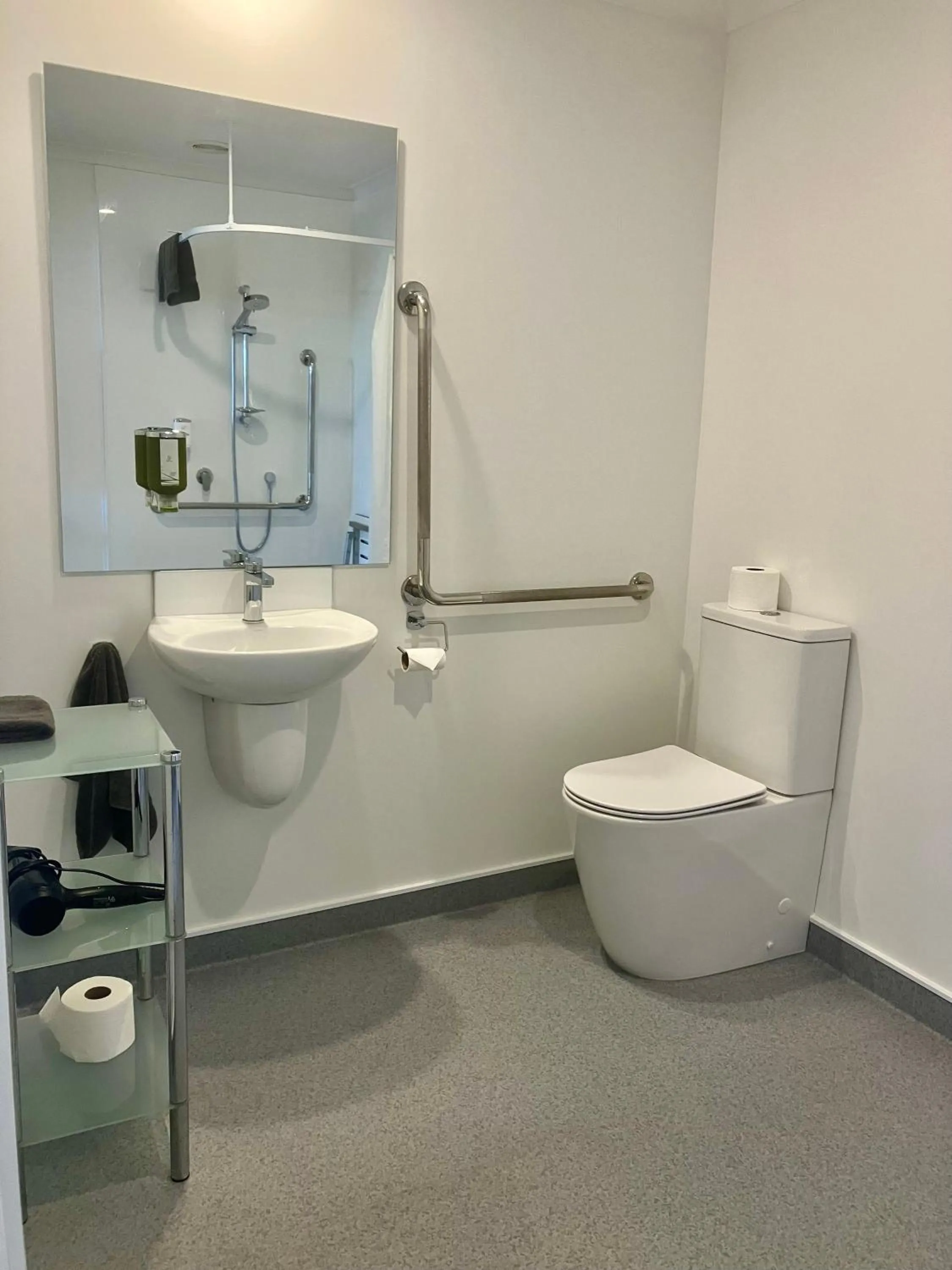 Bathroom in Tripinn Modern Motels & Affordable Accommodation