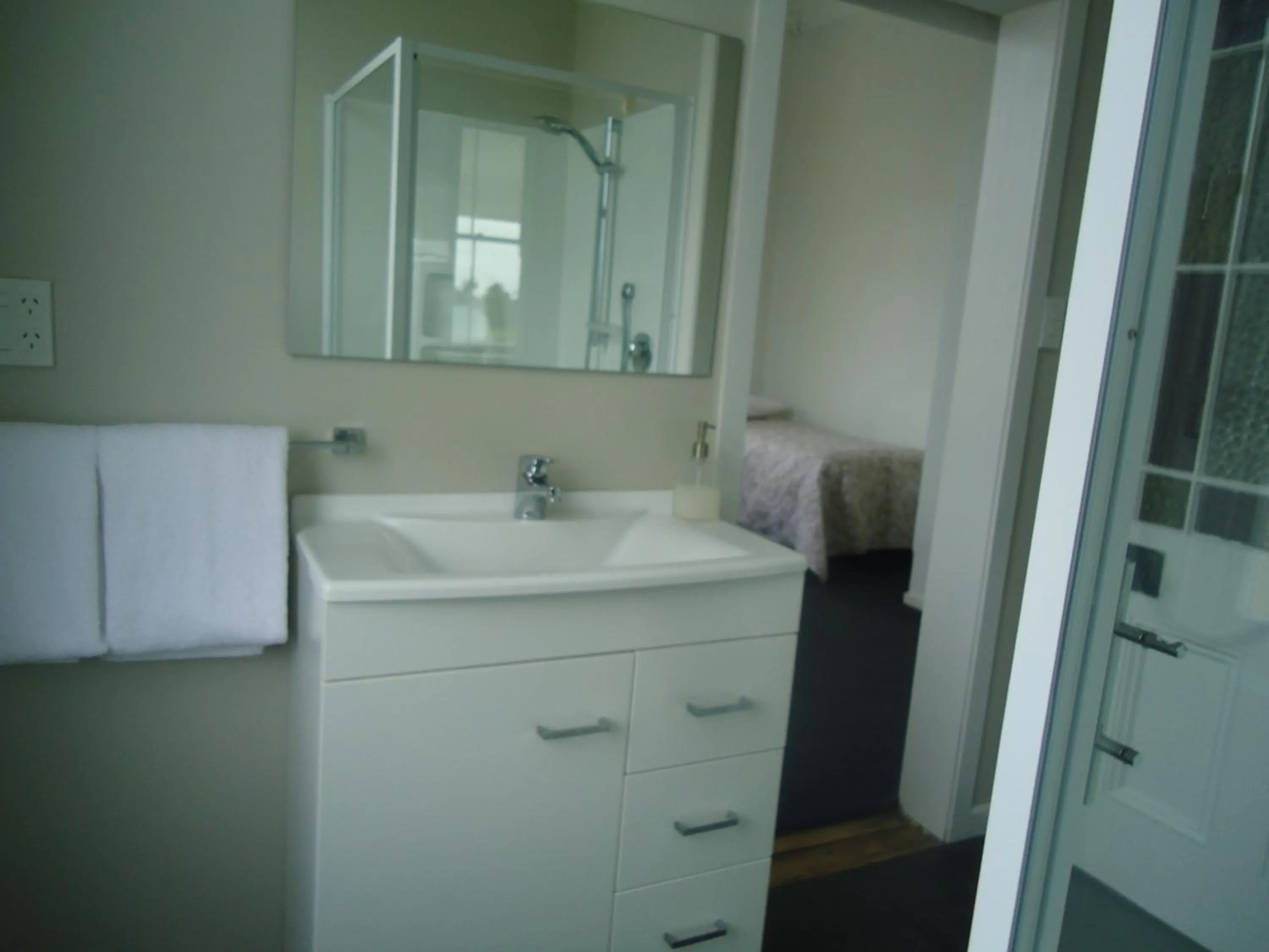 Bathroom in Tripinn Modern Motels & Affordable Accommodation