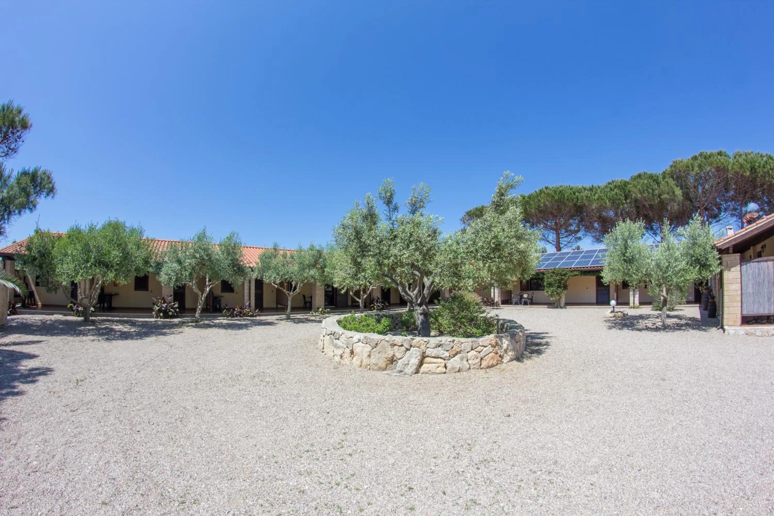 Garden in Albergo Residenziale Menhirs