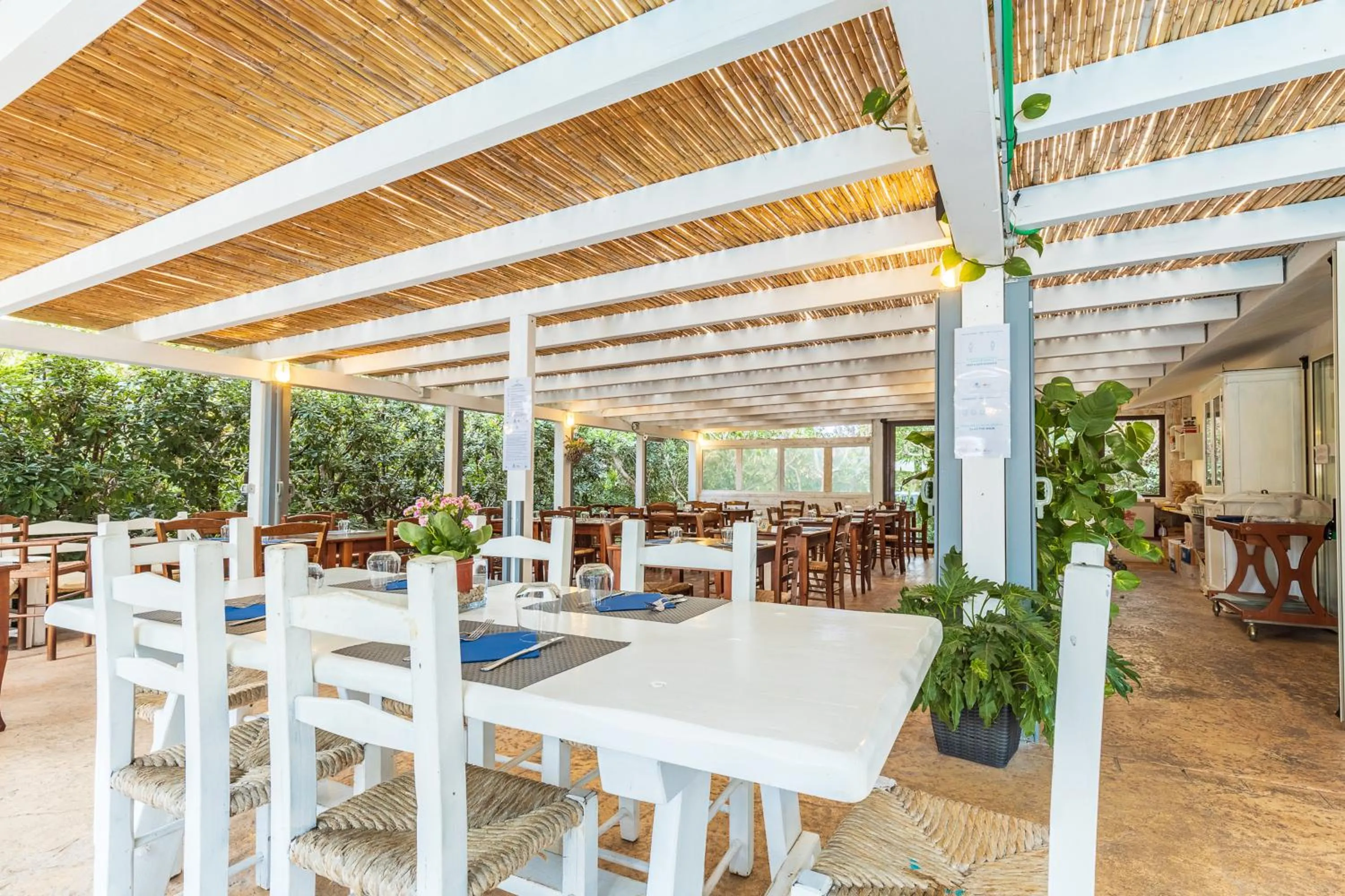 Restaurant/places to eat in Albergo Residenziale Menhirs