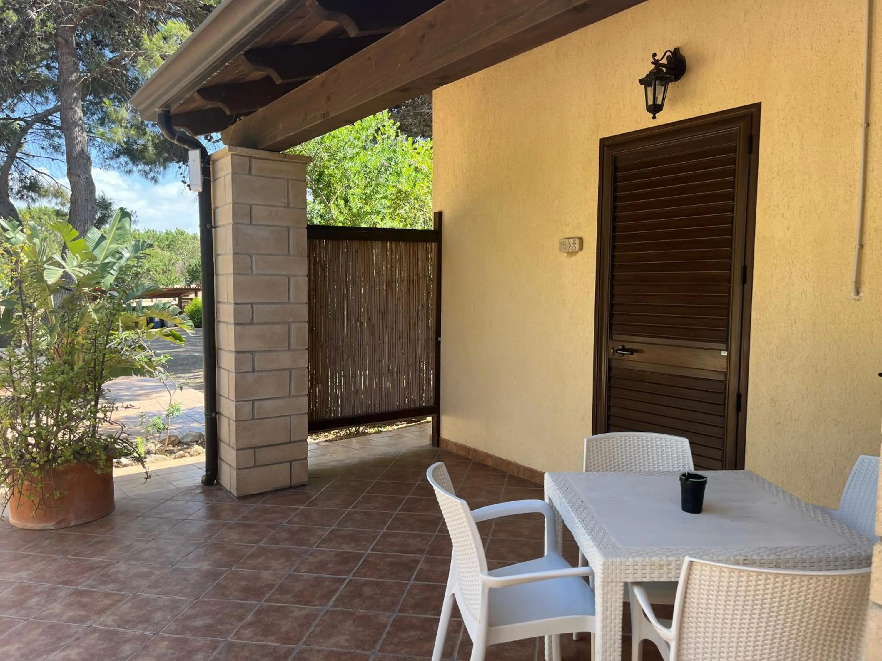 Patio in Albergo Residenziale Menhirs