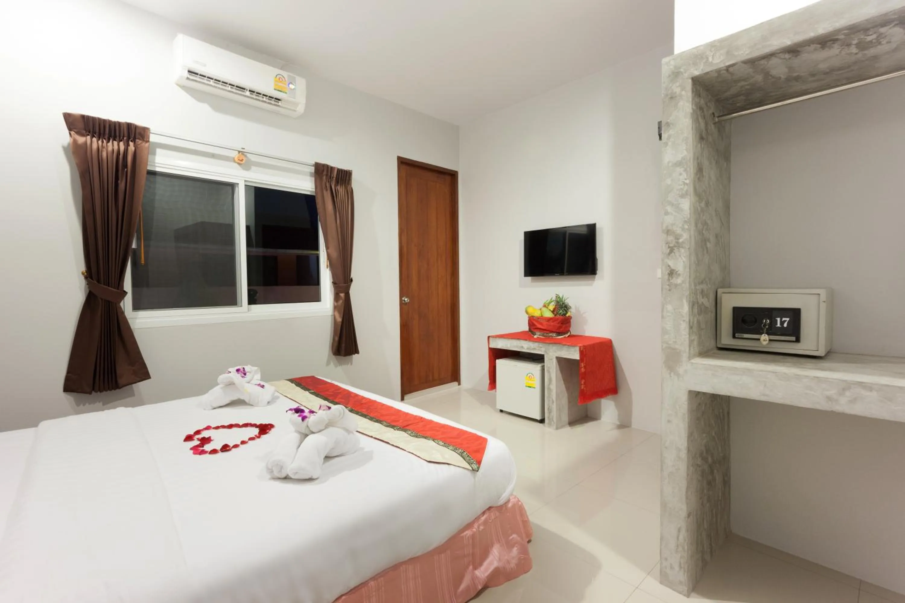 Photo of the whole room, Bed in Freedom Hotel