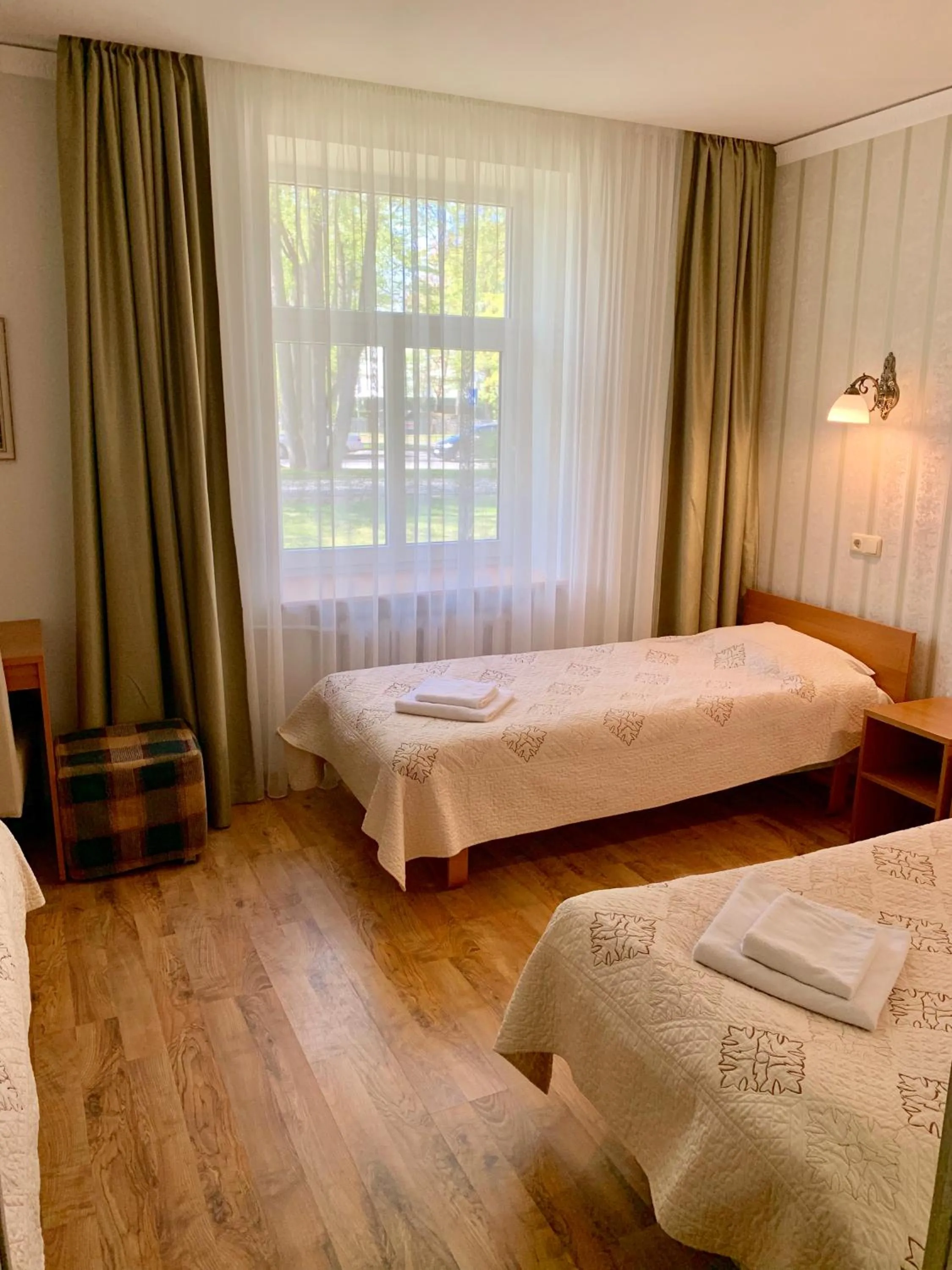 Photo of the whole room, Bed in Raze