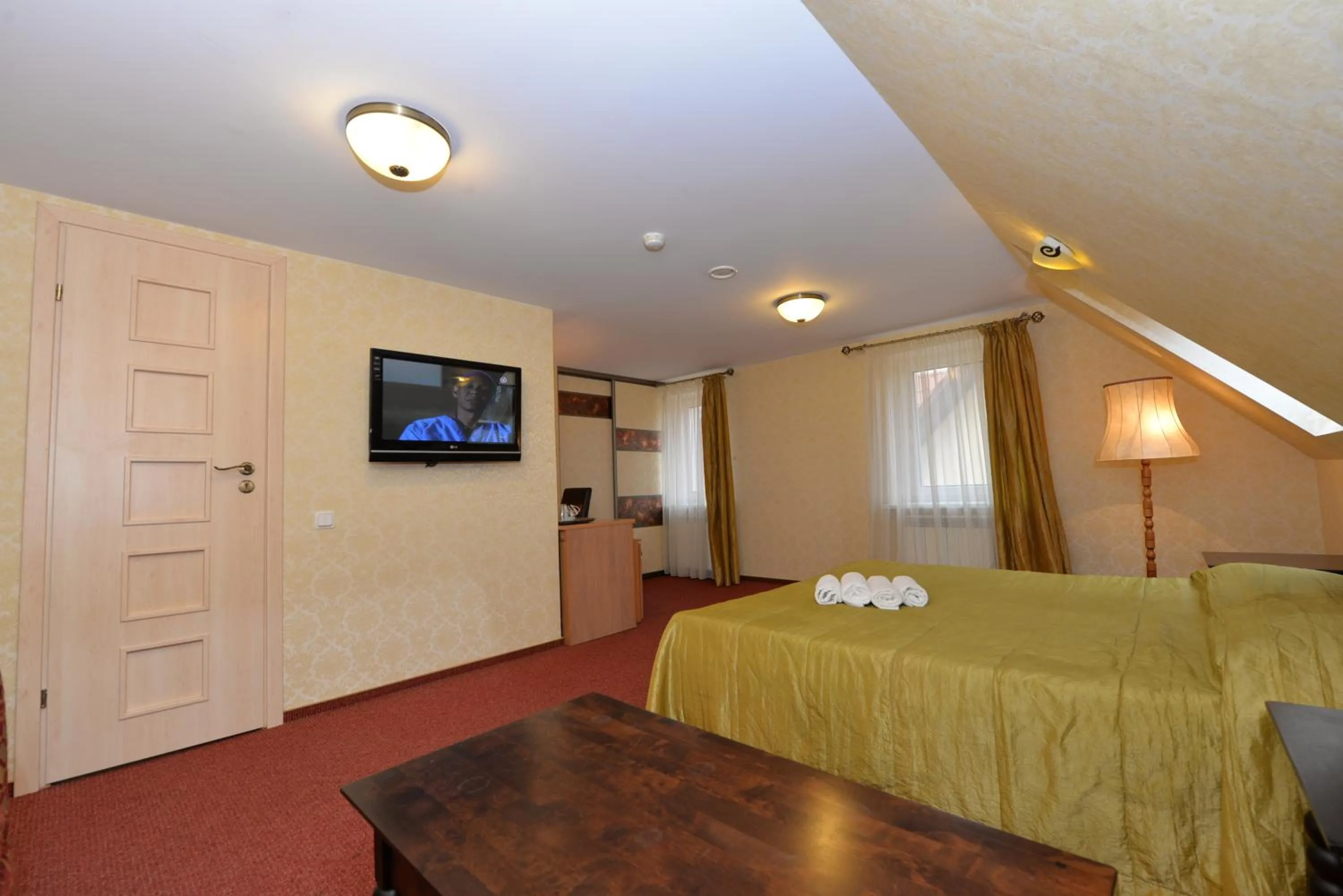 Photo of the whole room, Bed in Raze