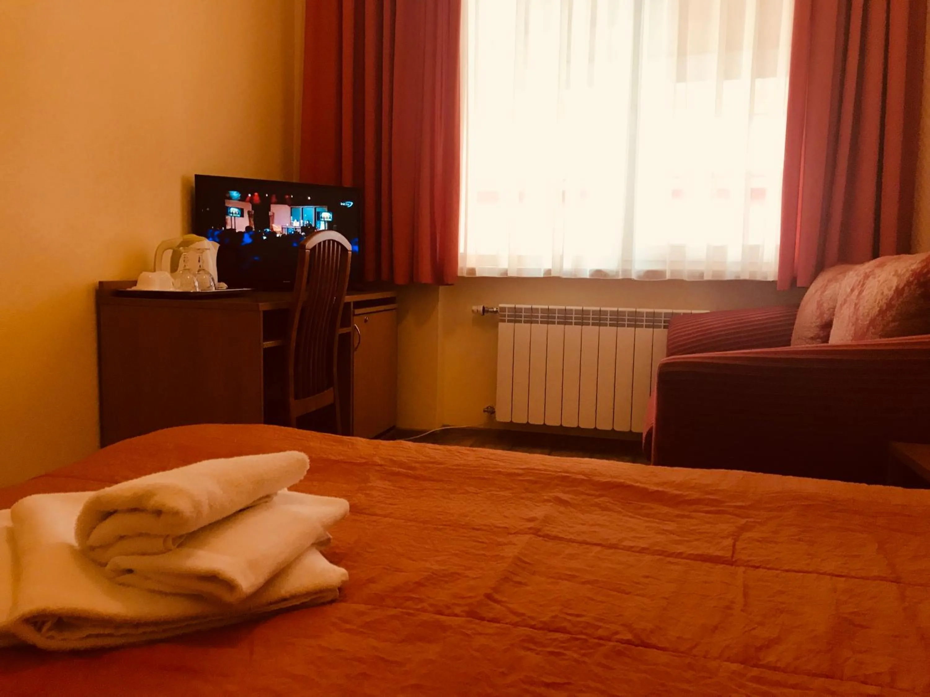 Photo of the whole room, Bed in Raze