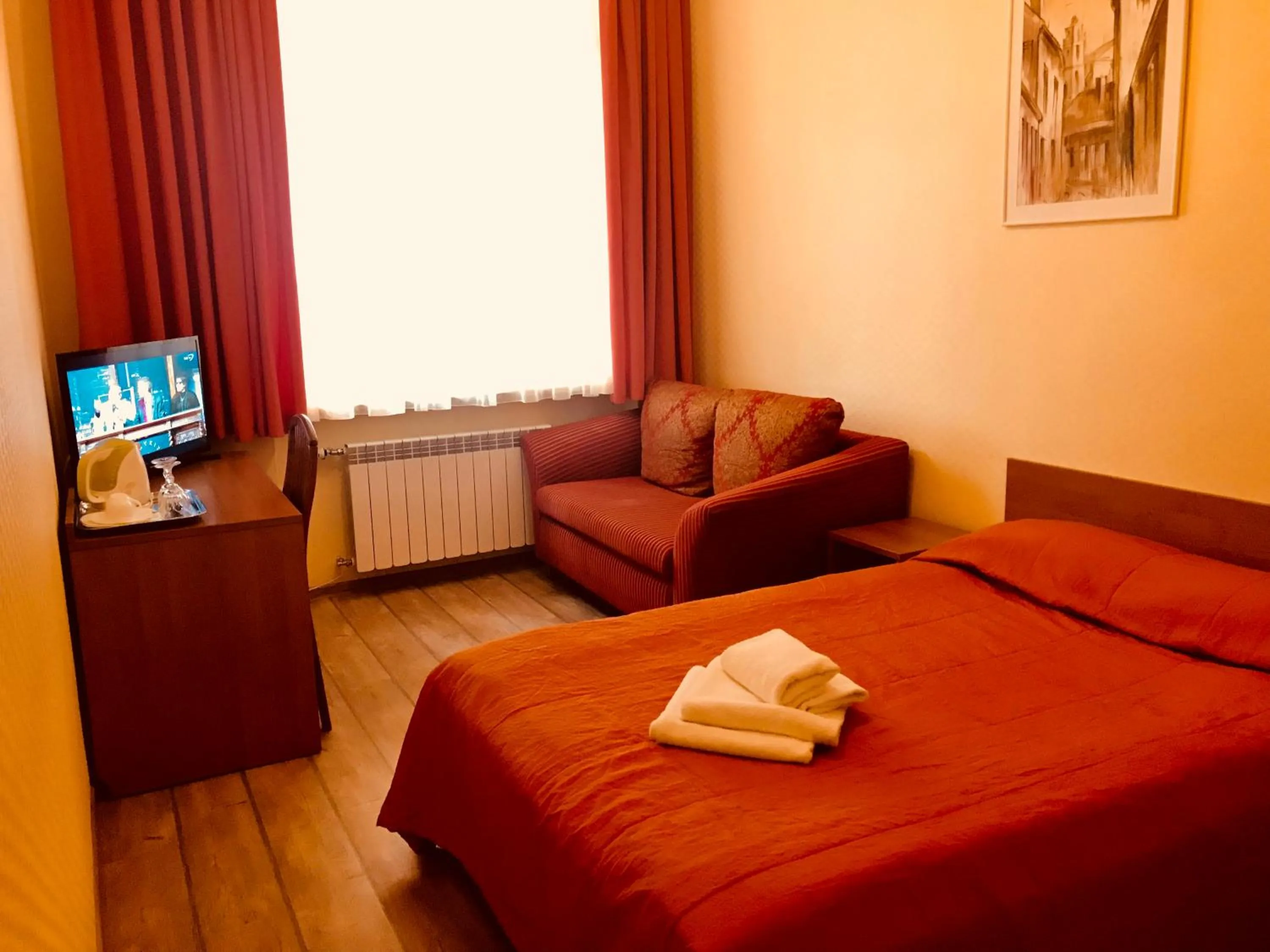 Photo of the whole room, Bed in Raze