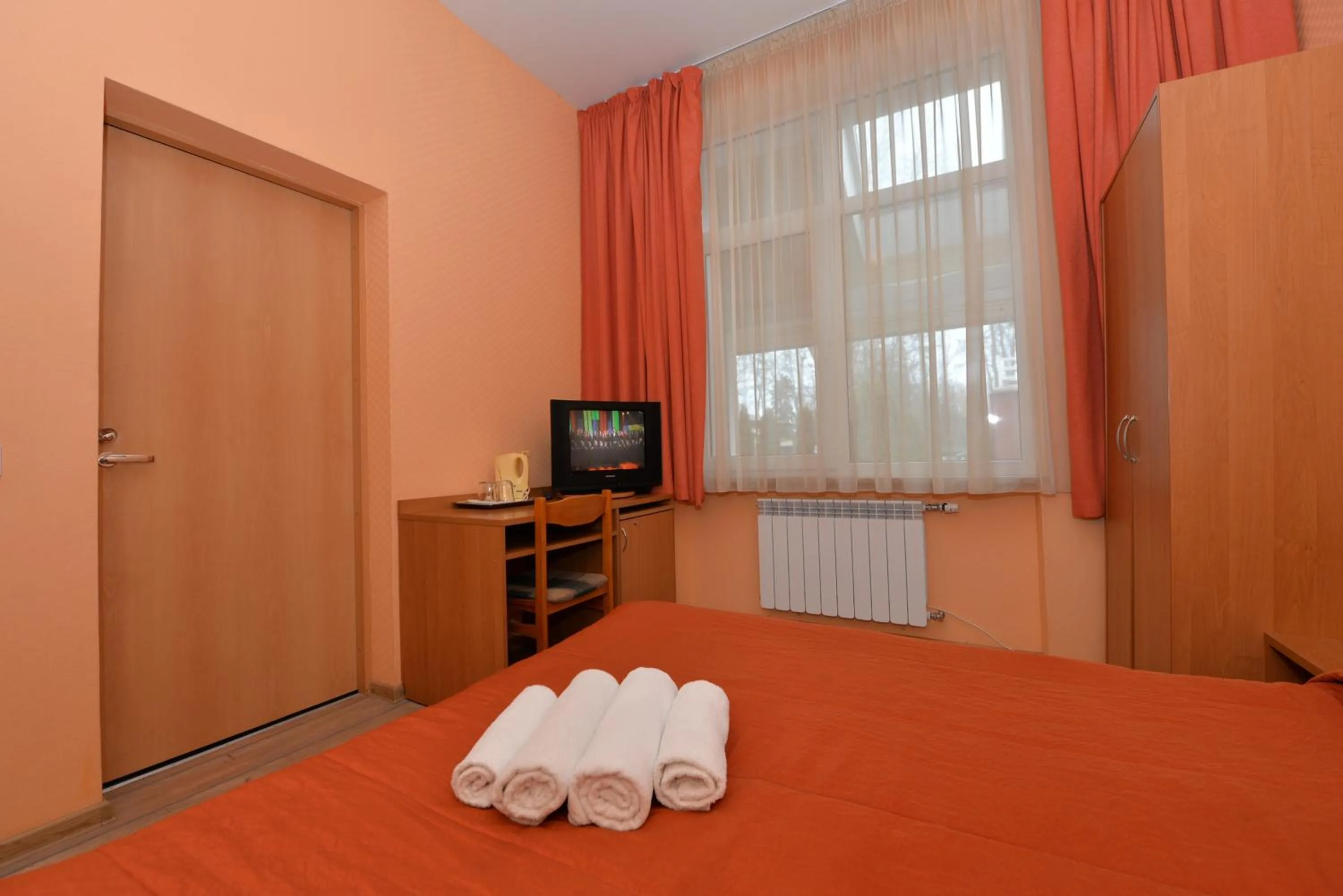 Photo of the whole room, Bed in Raze