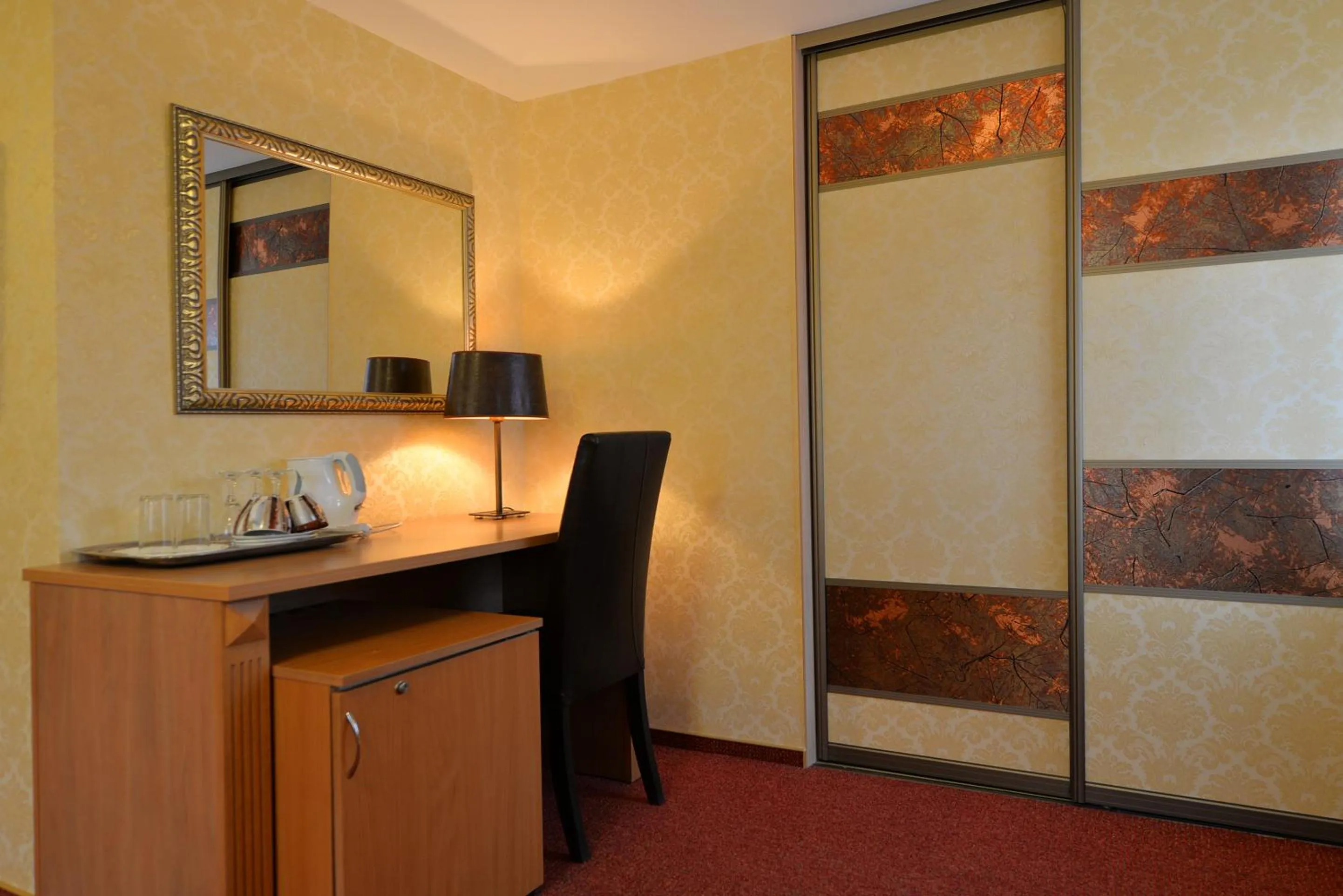 Photo of the whole room in Raze