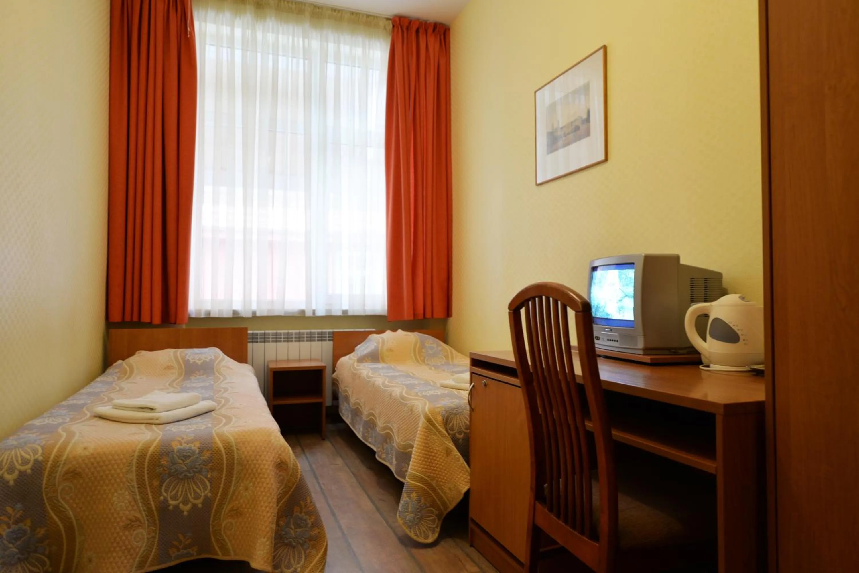 Photo of the whole room, Bed in Raze