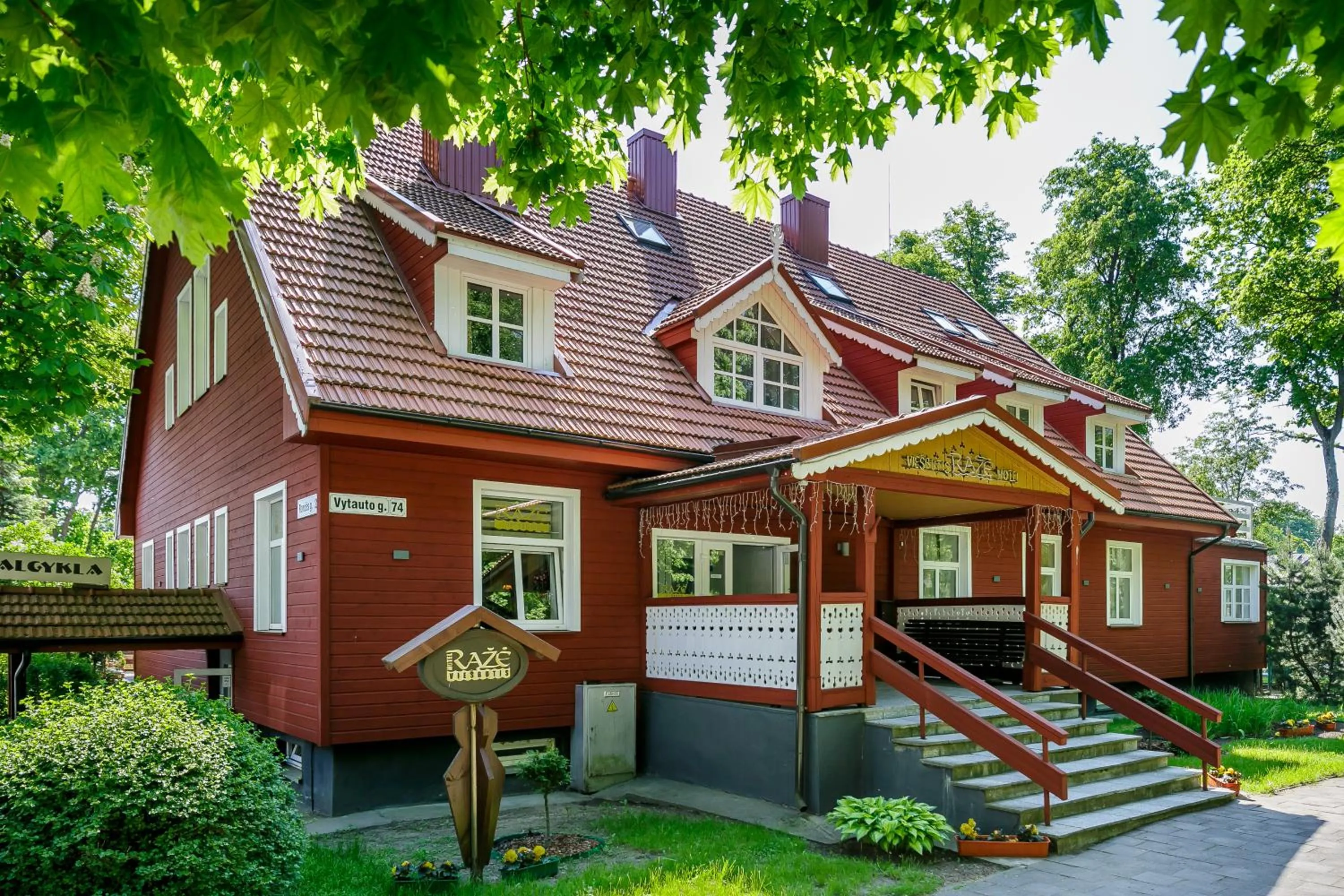 Facade/entrance in Raze