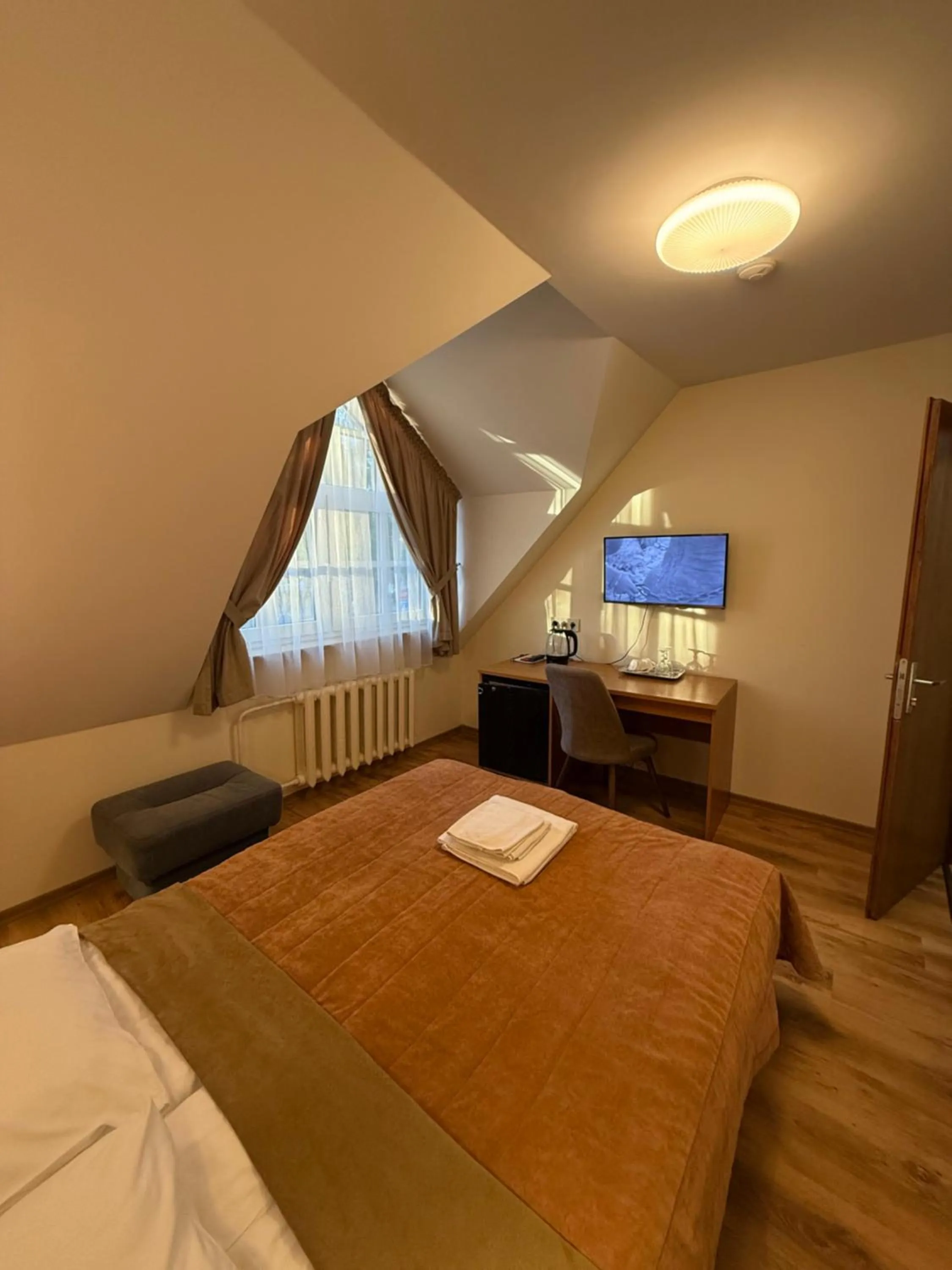 Photo of the whole room, Bed in Raze