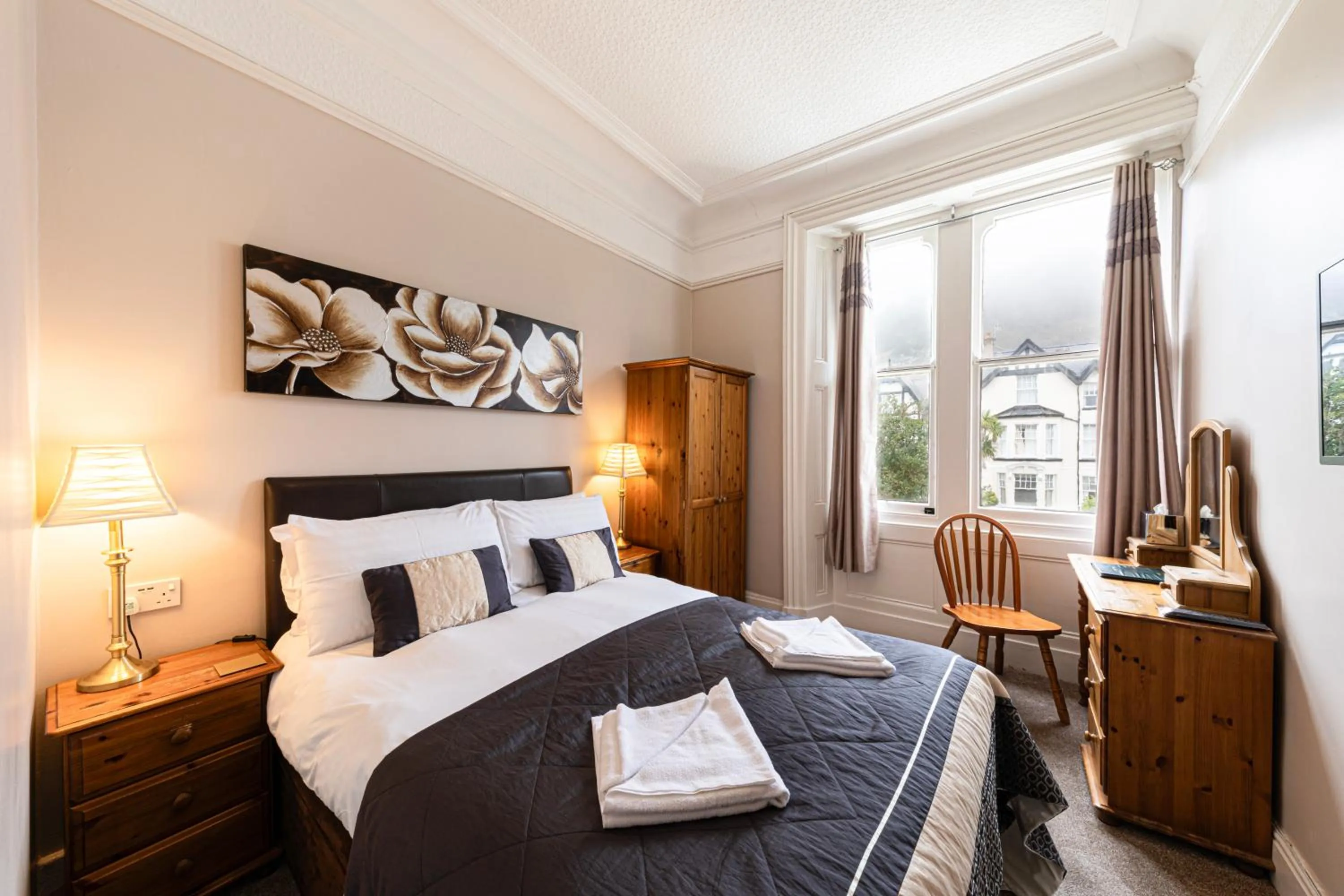 Photo of the whole room, Bed in The Annan Hotel