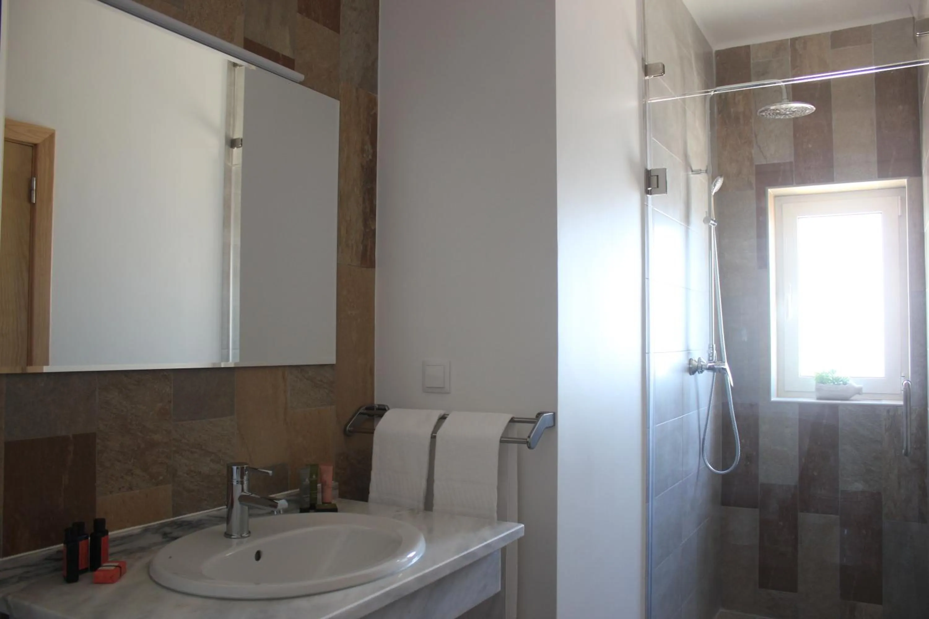 Shower in Monte das Perdizes