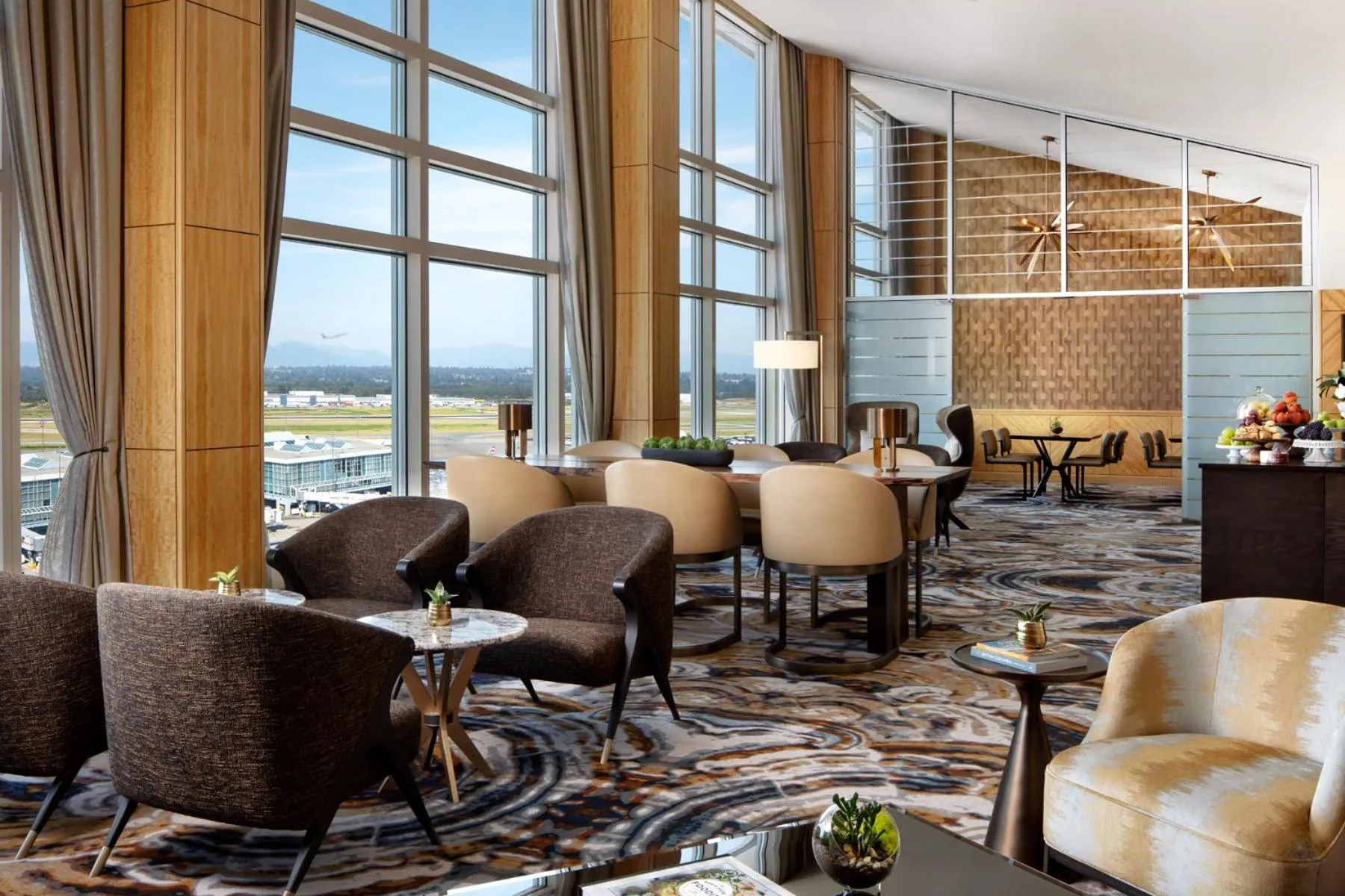 Lounge or bar in Fairmont Gold at Fairmont Vancouver Airport