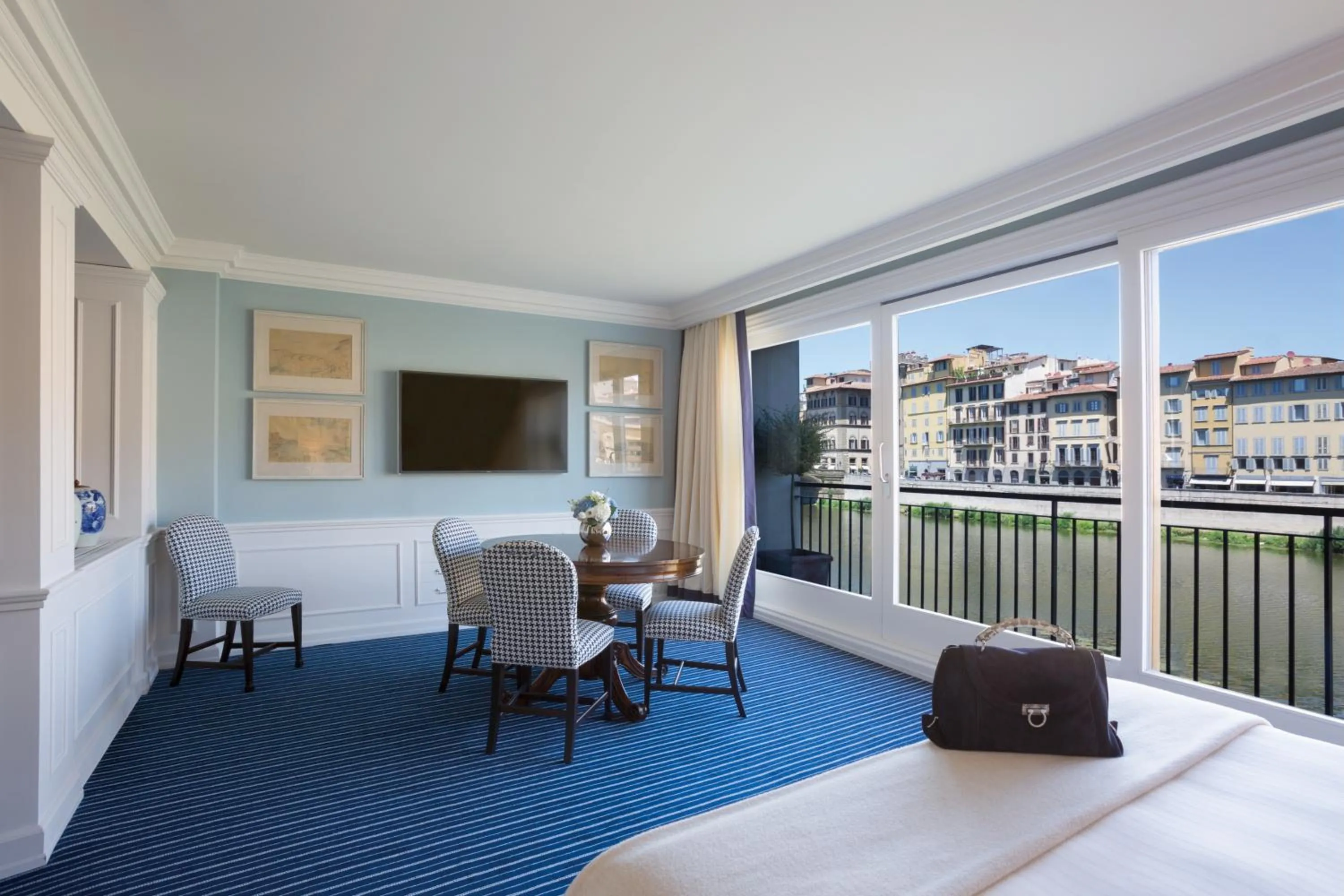 Seating area, Bed in Hotel Lungarno - Lungarno Collection