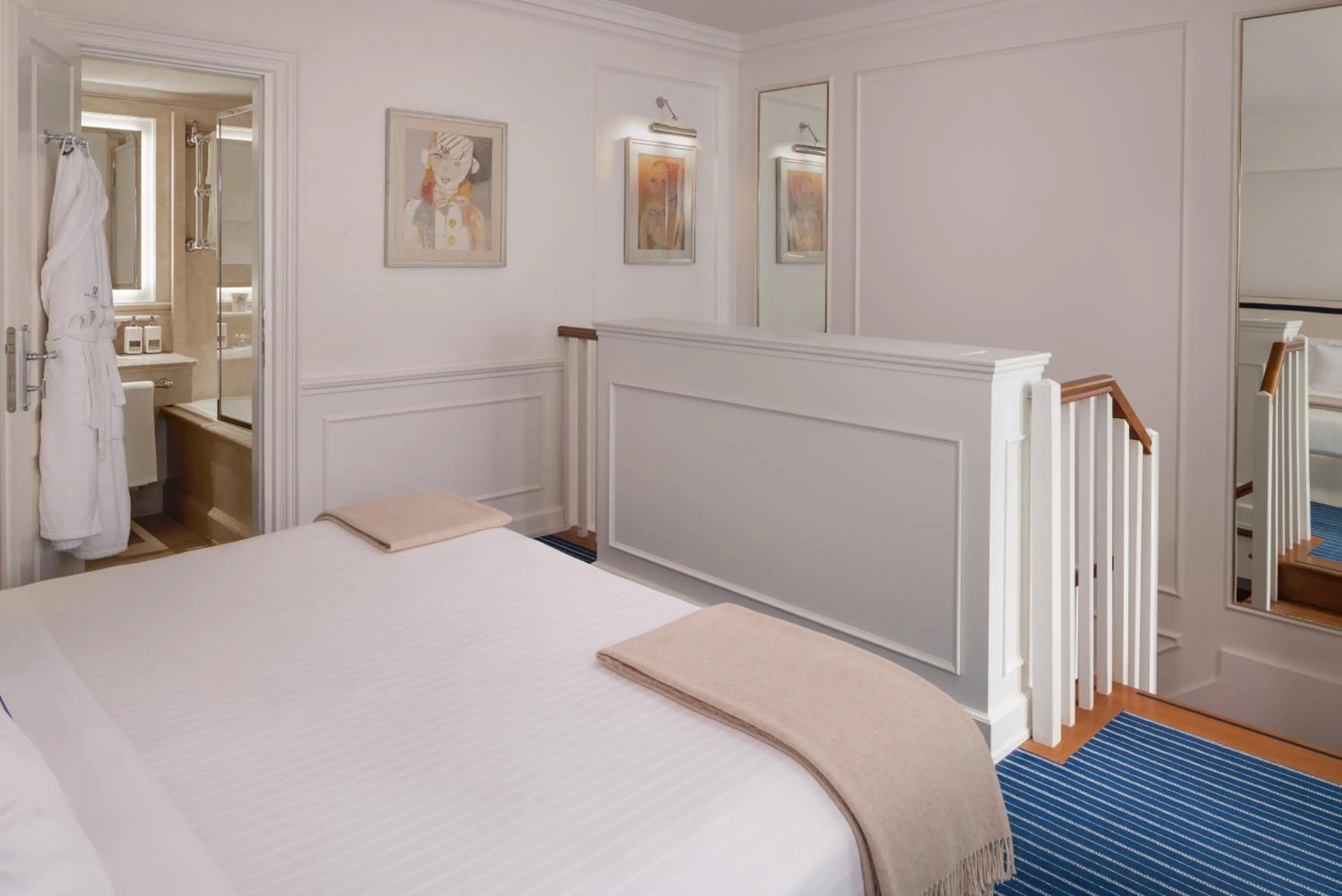 Bedroom, Bed in Hotel Lungarno - Lungarno Collection