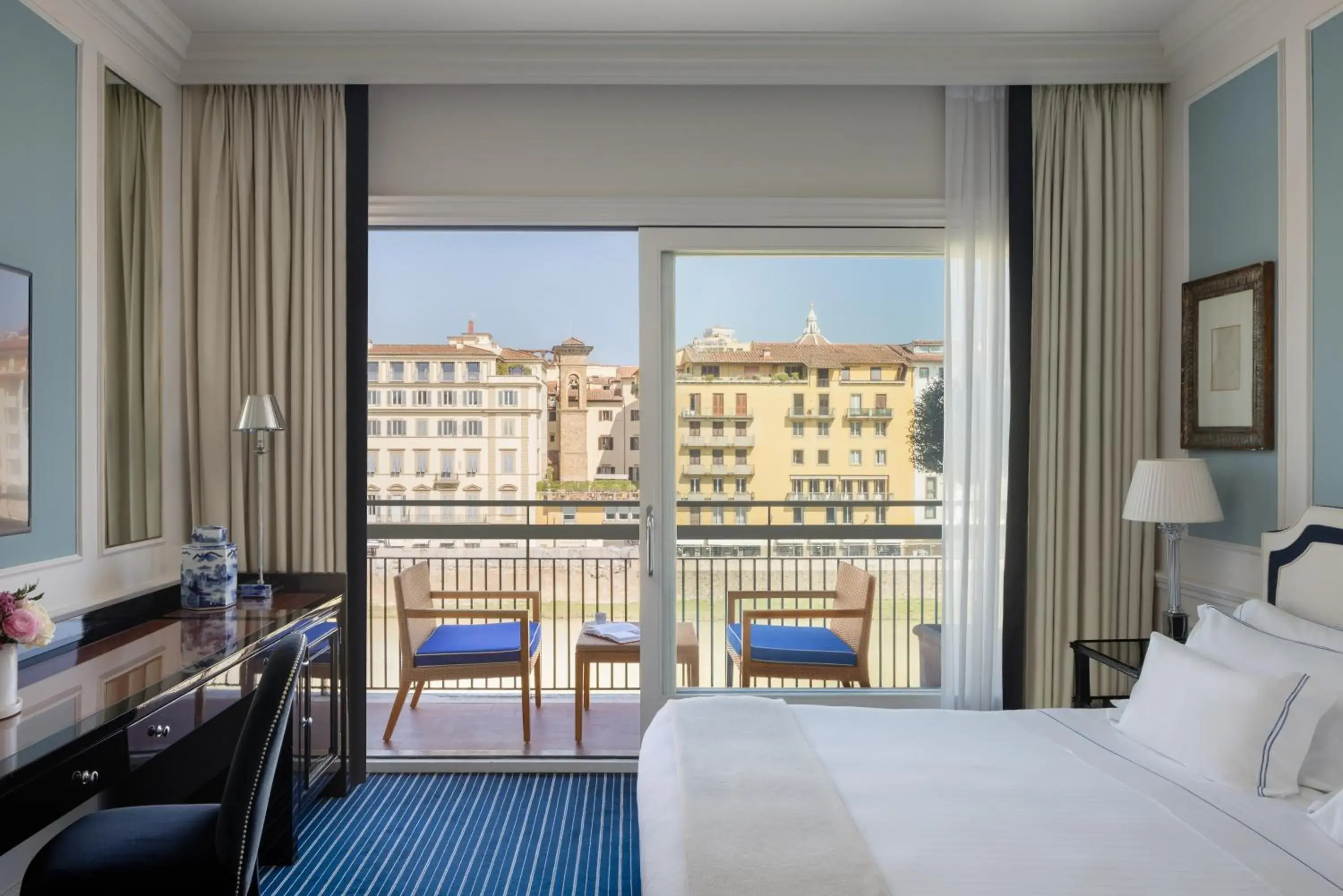 Deluxe Double or Twin Room with River View in Hotel Lungarno - Lungarno Collection Deluxe Double or Twin Room with River View in Hotel Lungarno - Lungarno Collection