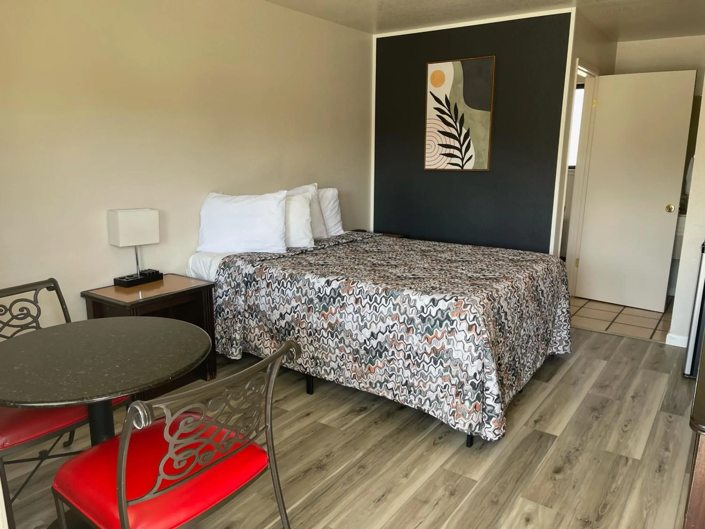 Queen Room in Soledad Motel 8 Queen Room in Soledad Motel 8