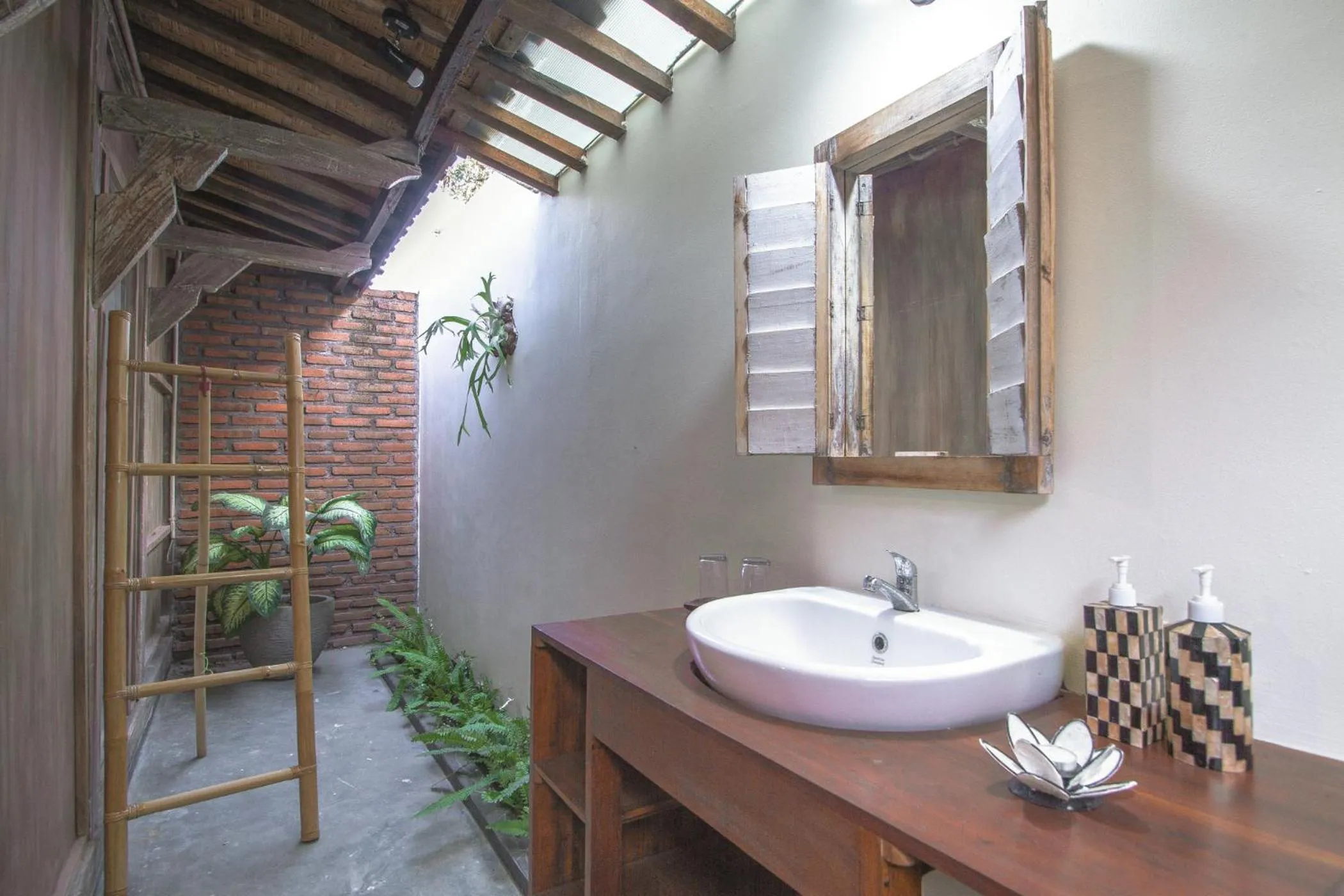 Bathroom in Red Gong