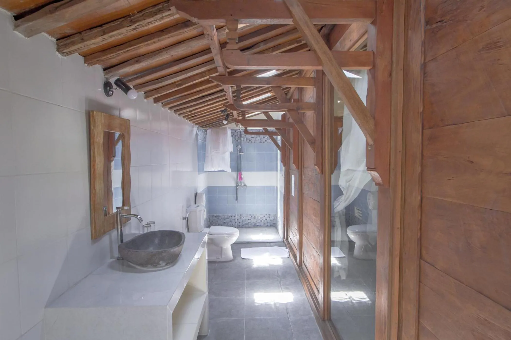 Bathroom in Red Gong