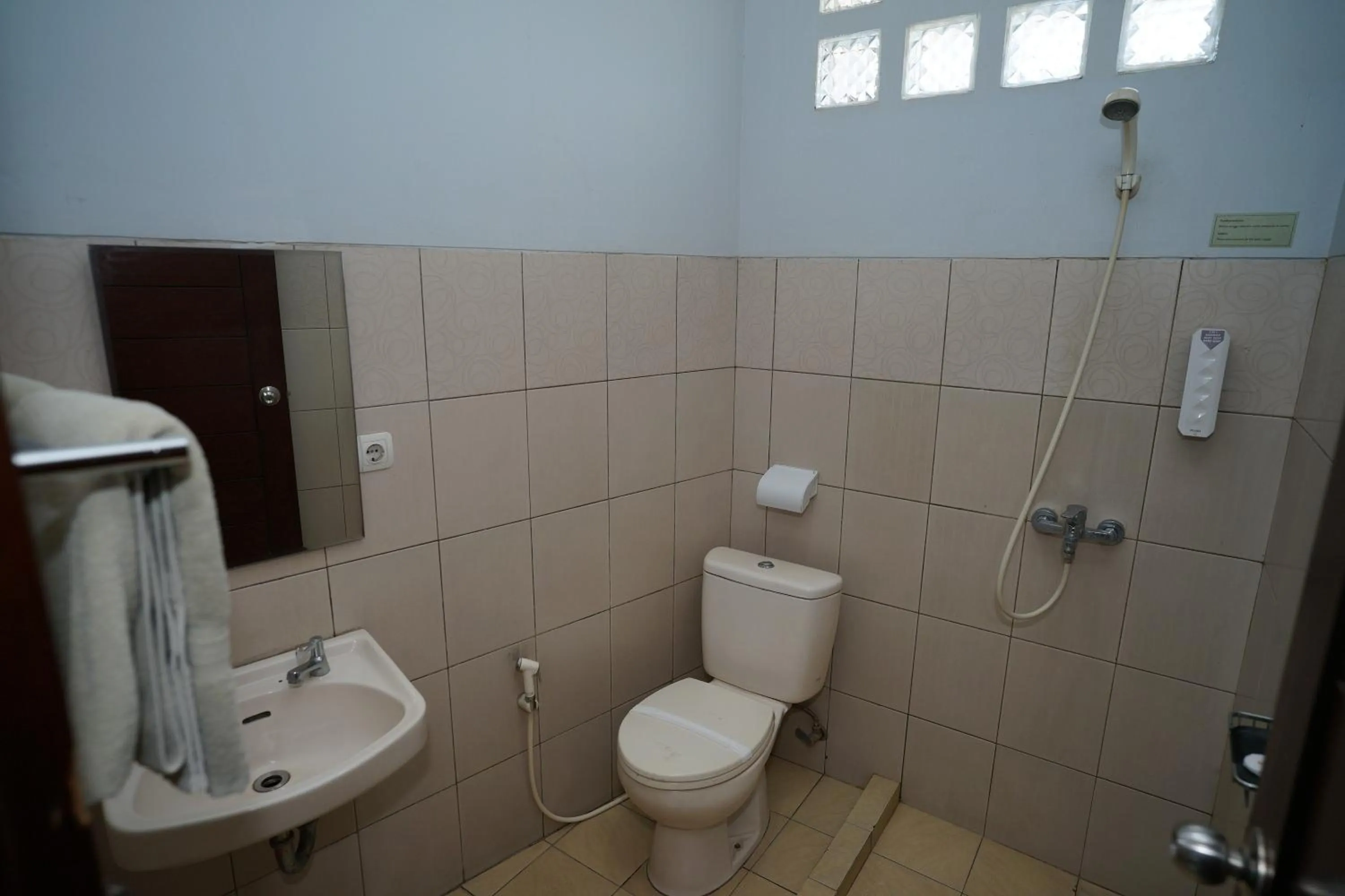 Shower in Hotel Puri Pangalengan