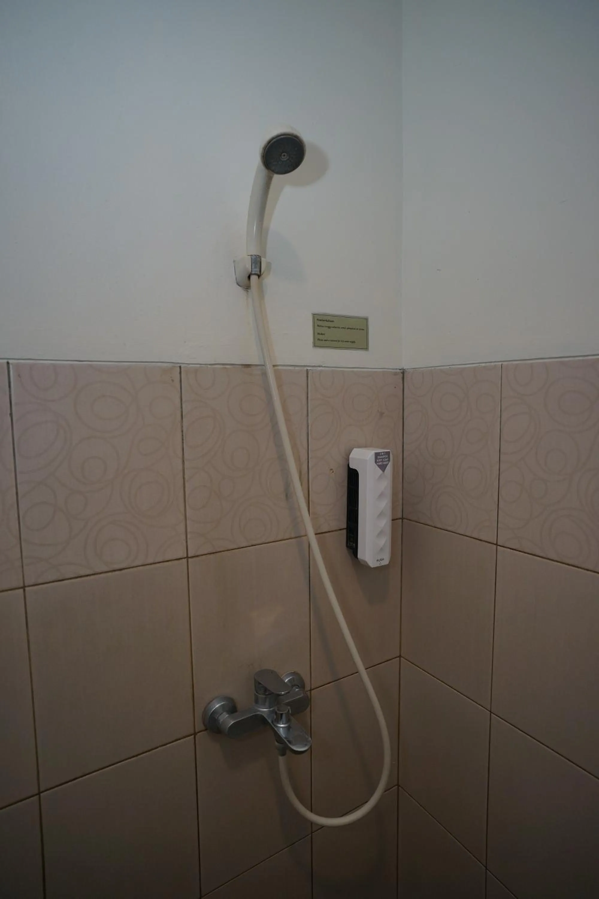 Shower in Hotel Puri Pangalengan