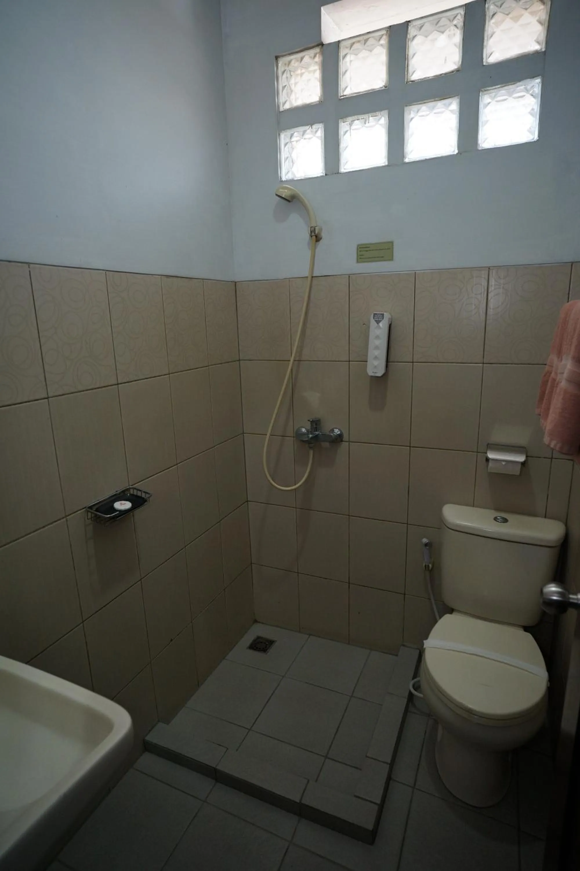 Shower in Hotel Puri Pangalengan