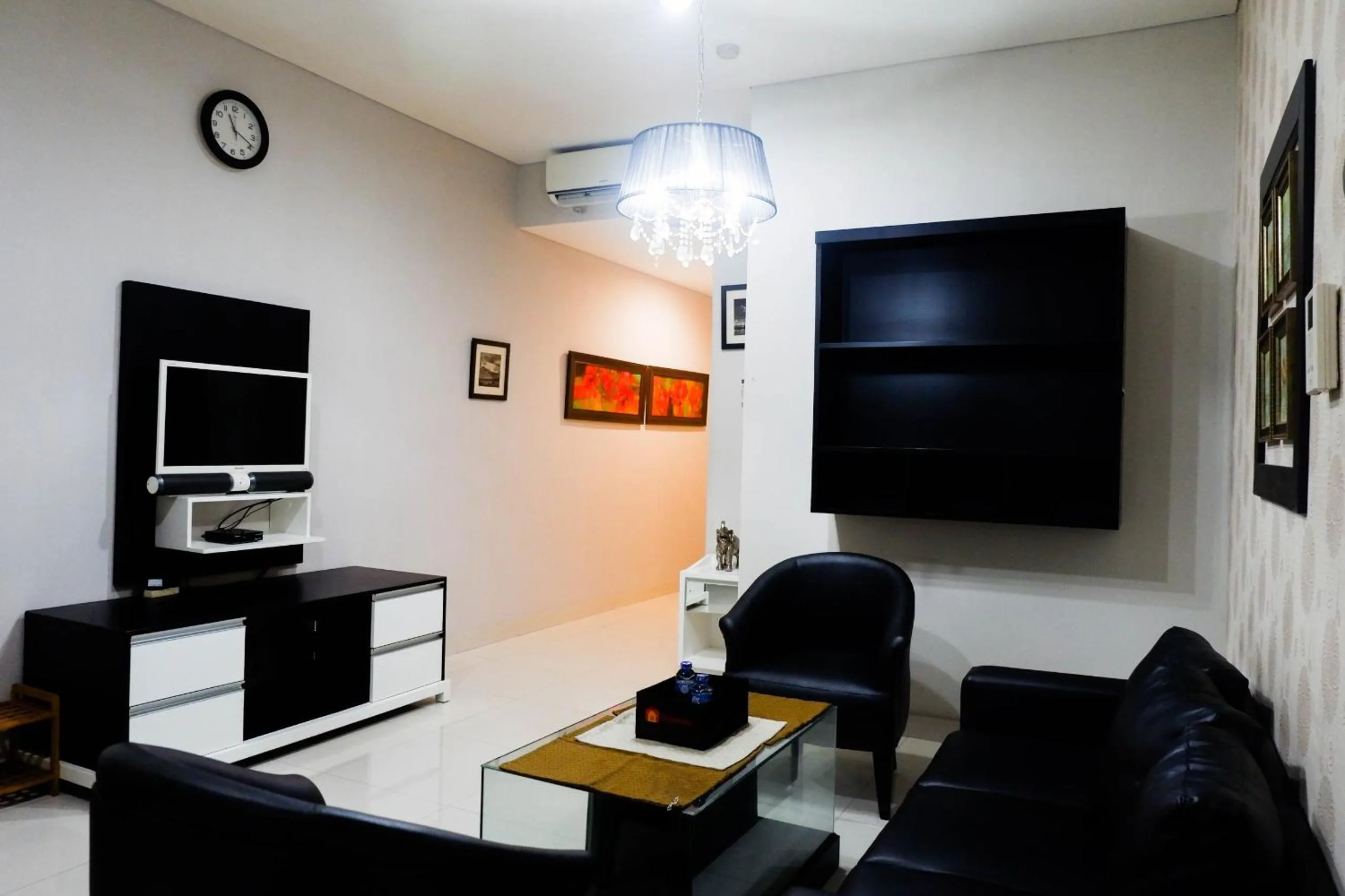 Living room in Strategic 2BR Apartment at Trillium Residence By Travelio