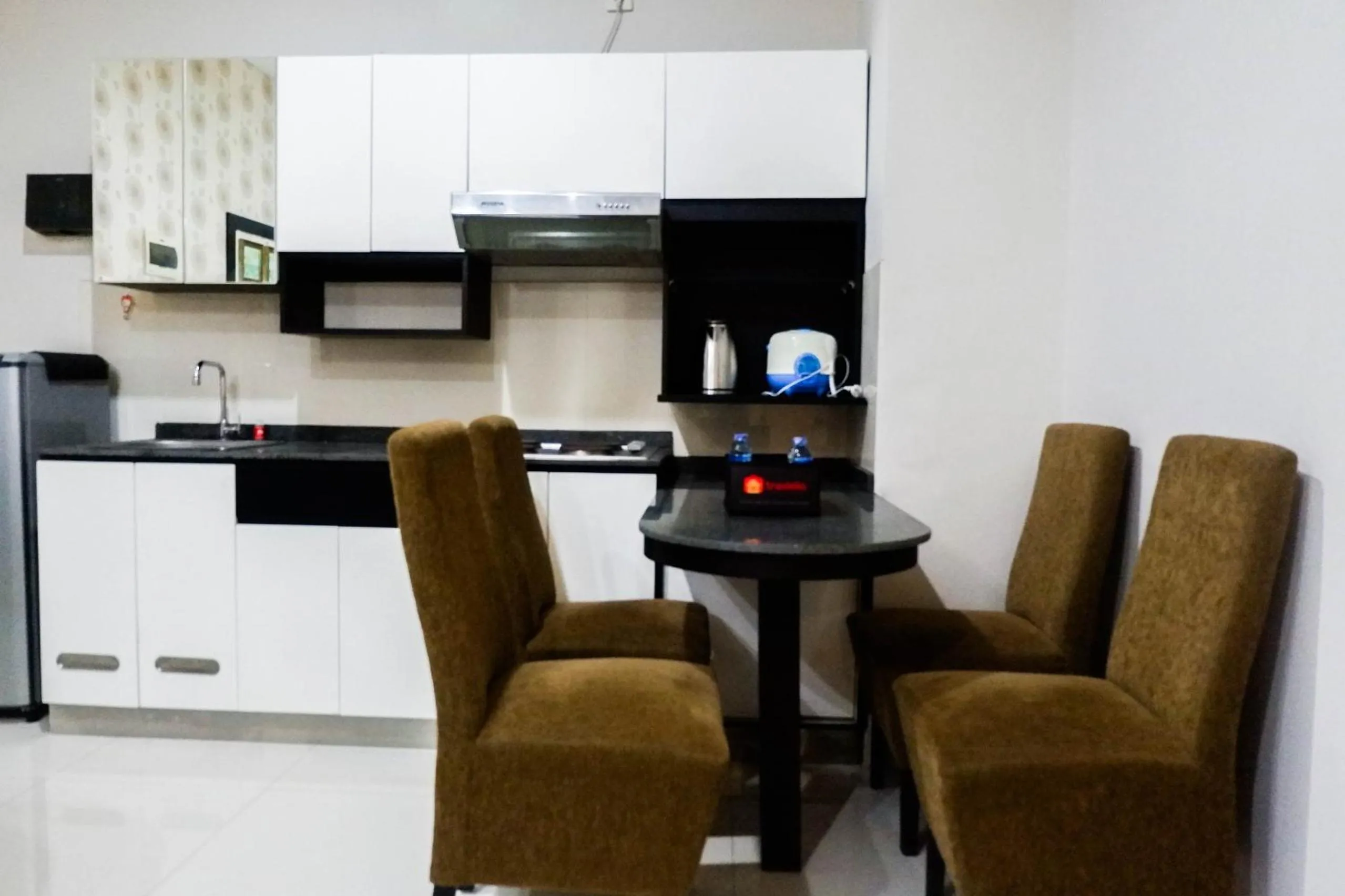 Dining area in Strategic 2BR Apartment at Trillium Residence By Travelio