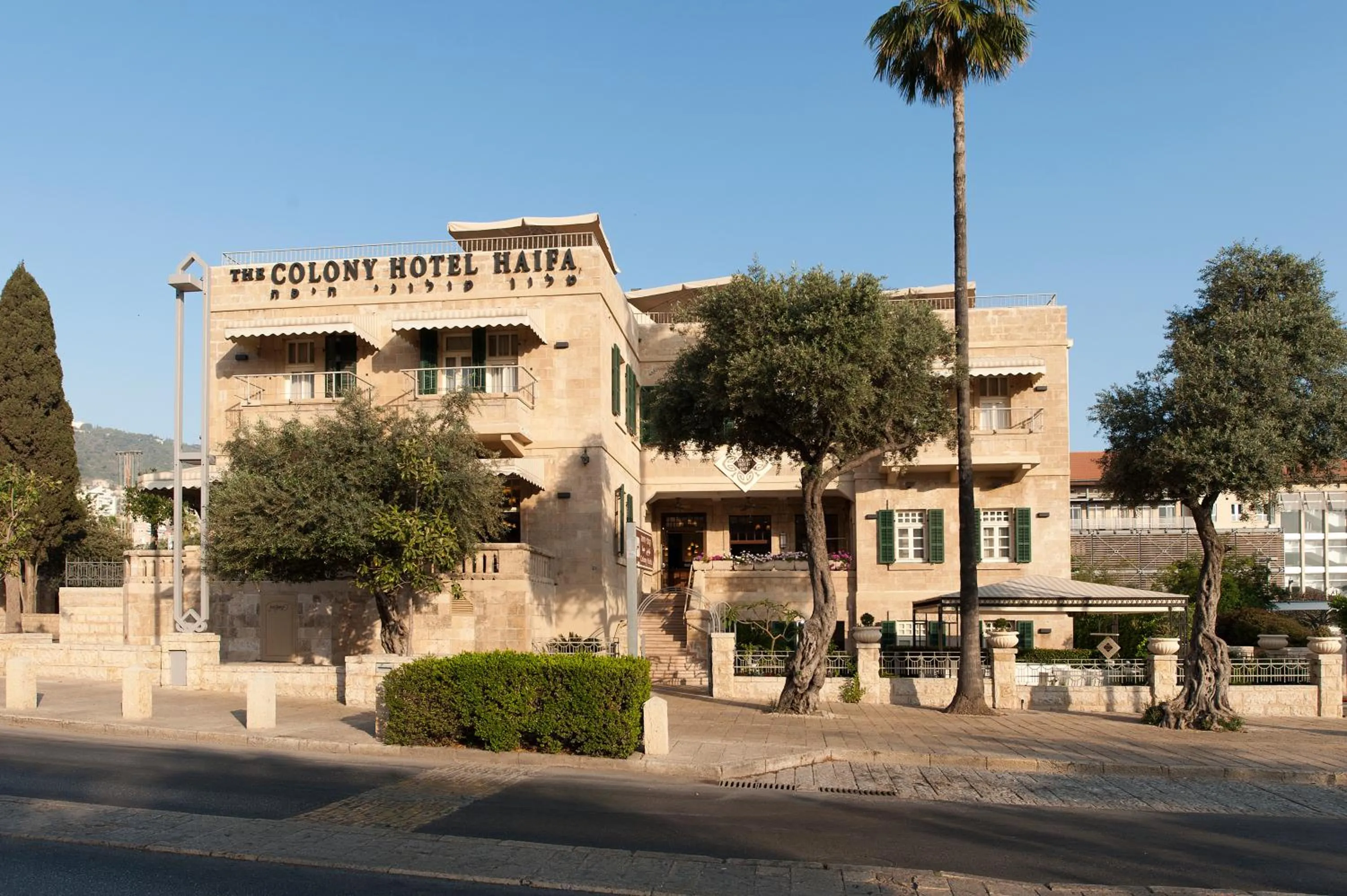 Facade/entrance in The Colony Hotel