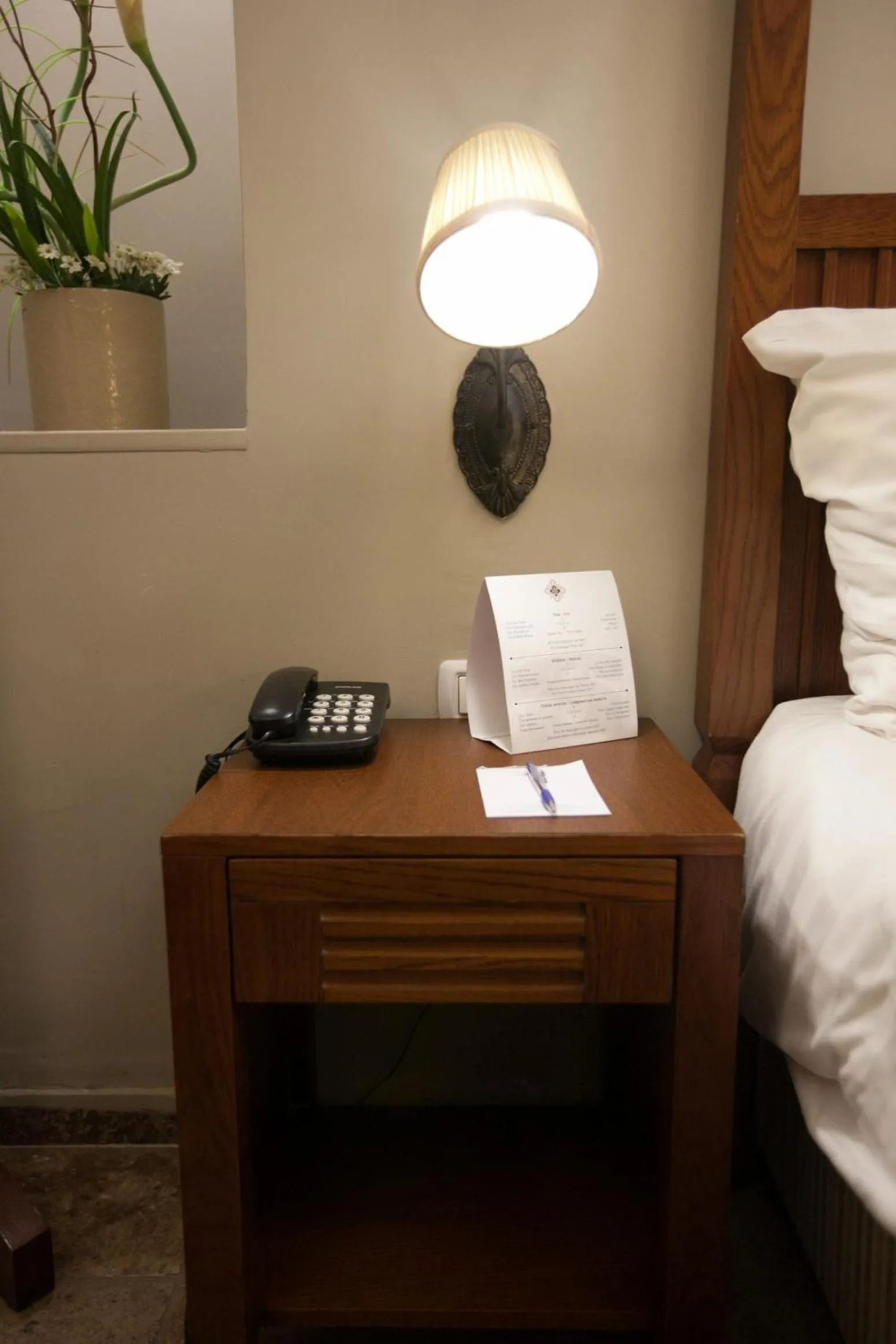 Bedroom, Bed in The Colony Hotel