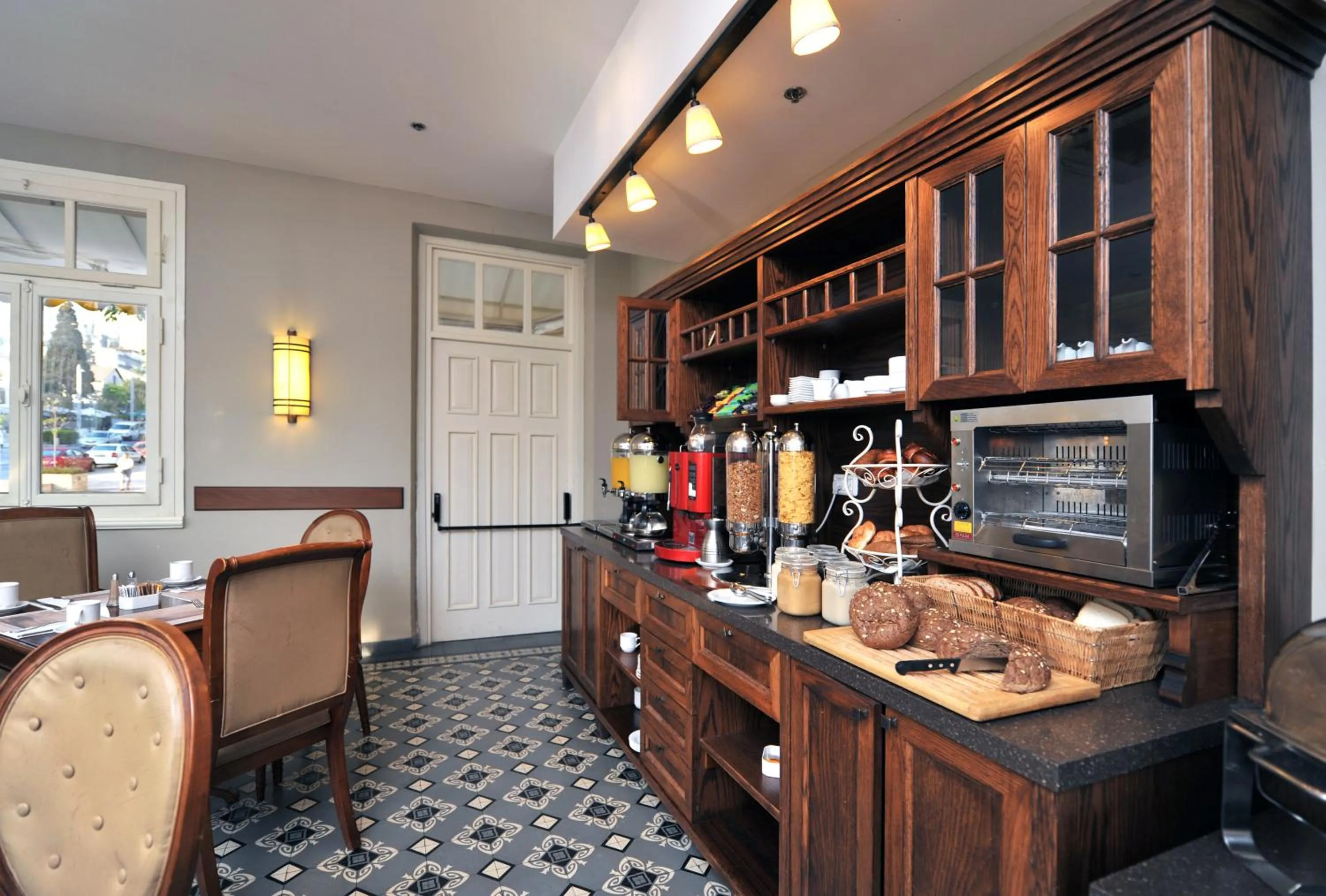 Restaurant/places to eat in The Colony Hotel