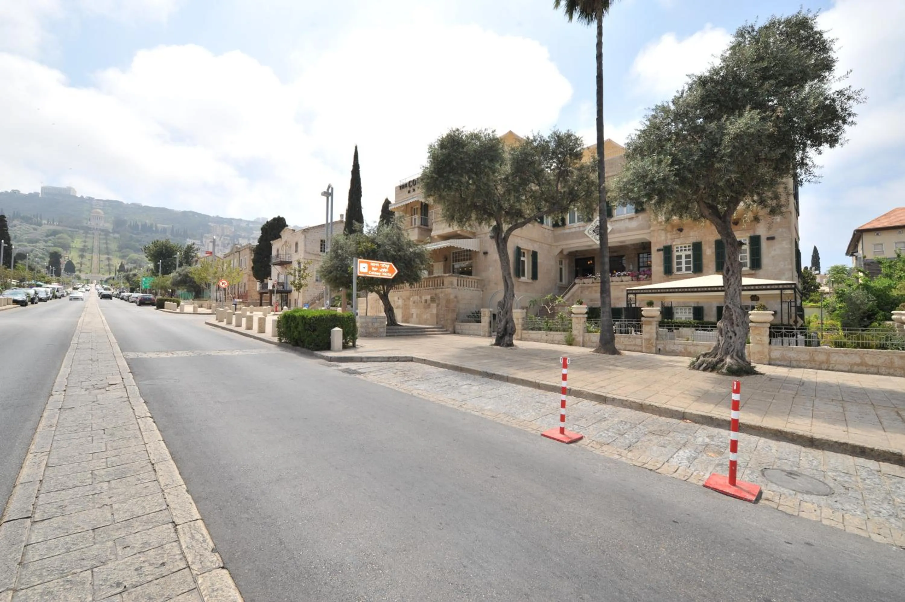 Facade/entrance in The Colony Hotel