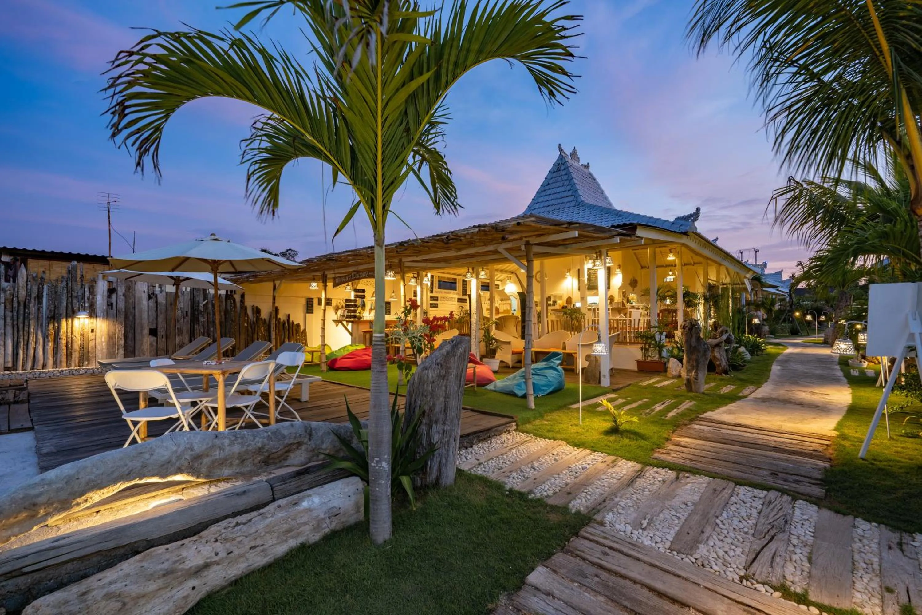 Restaurant/places to eat in Paus Putih Hotel