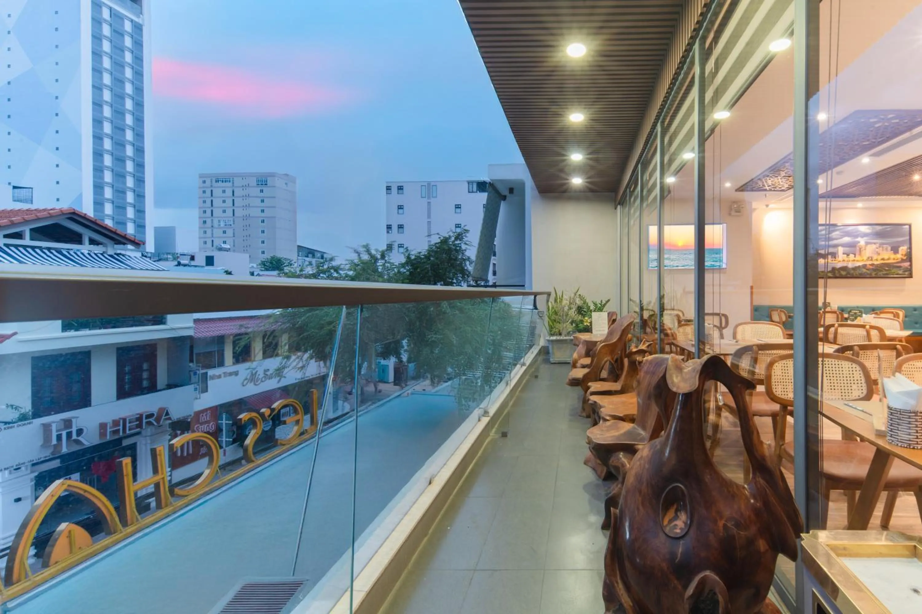 Restaurant/places to eat in Le's Cham Hotel