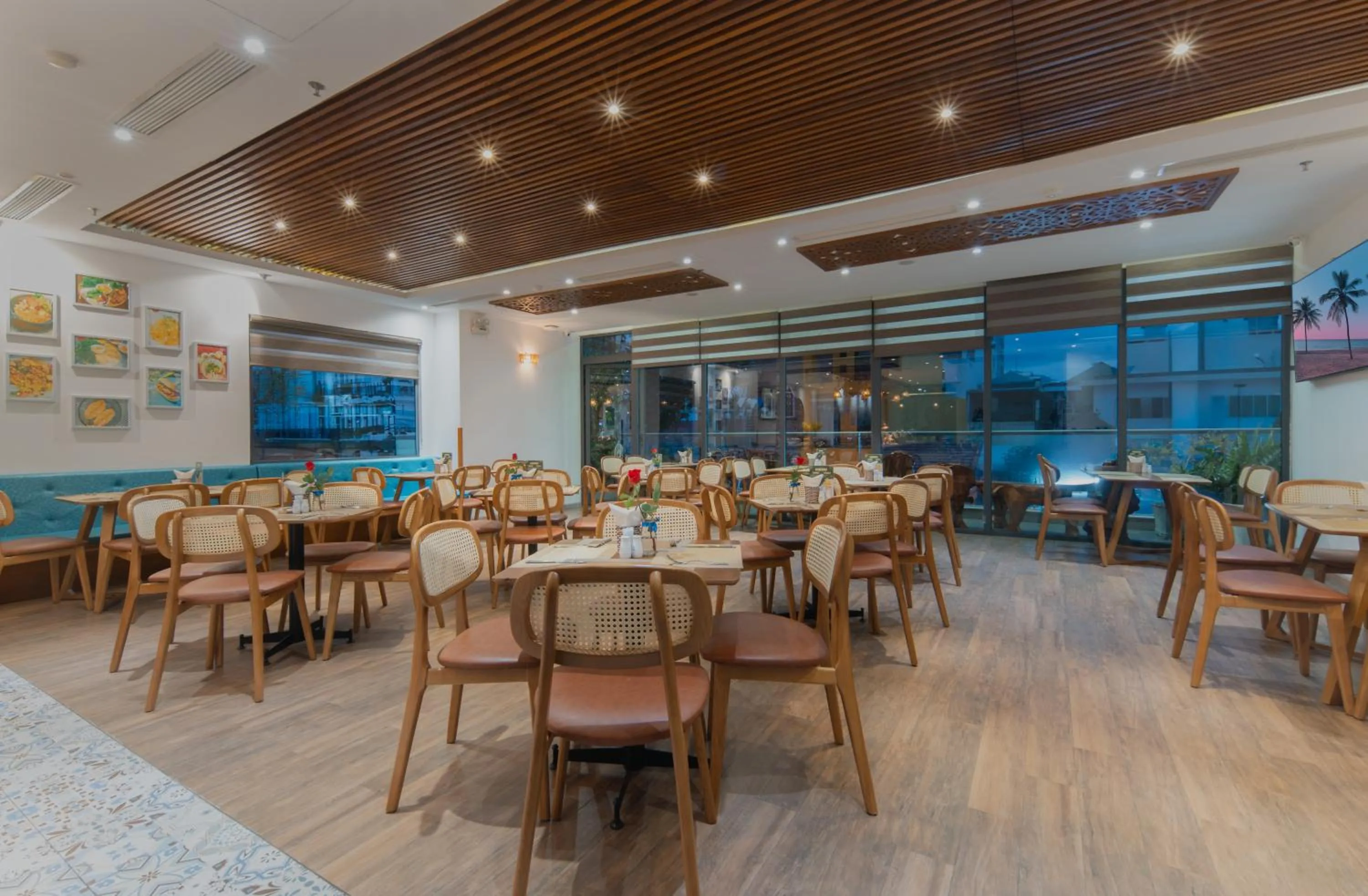 Restaurant/places to eat in Le's Cham Hotel