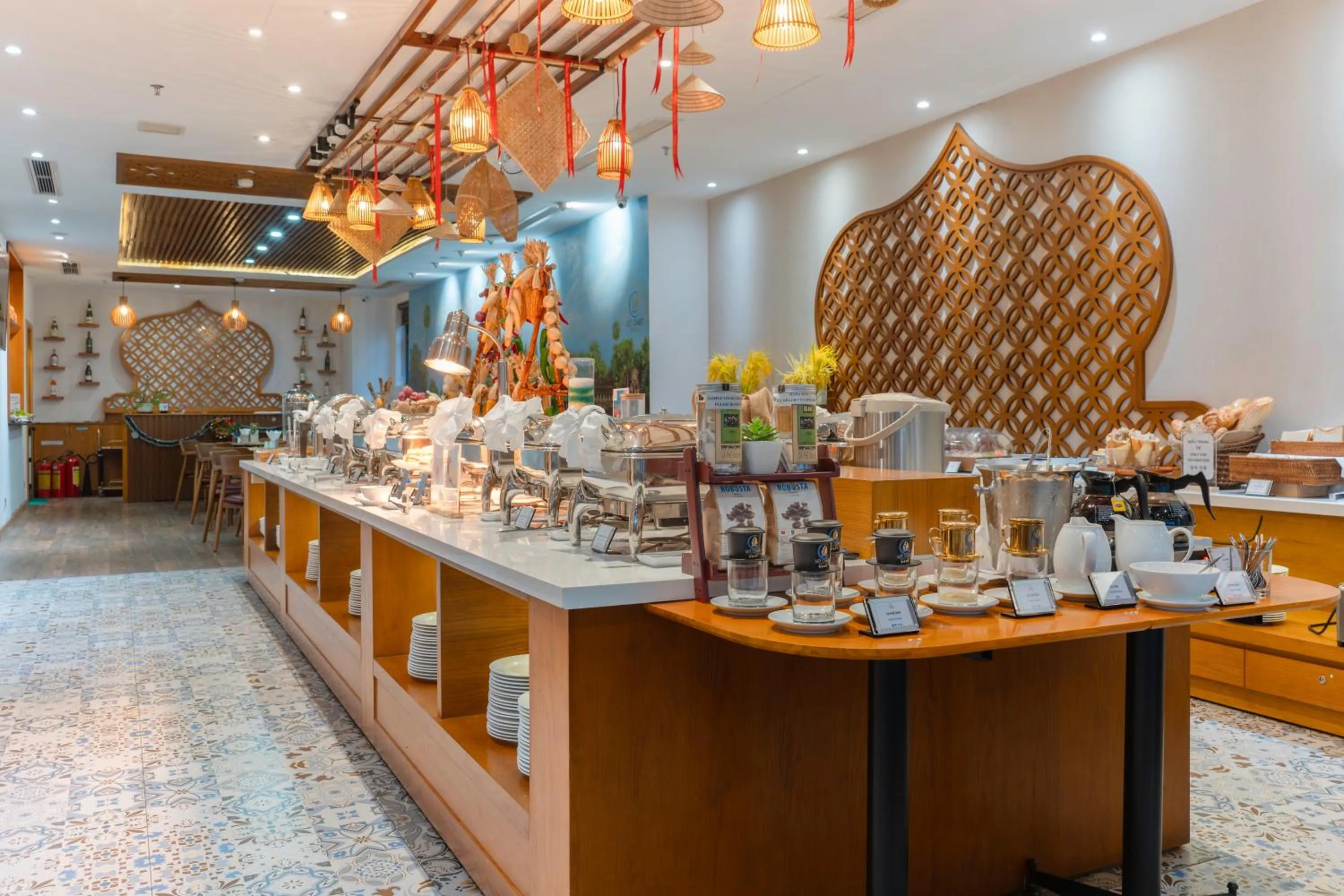 Restaurant/places to eat in Le's Cham Hotel