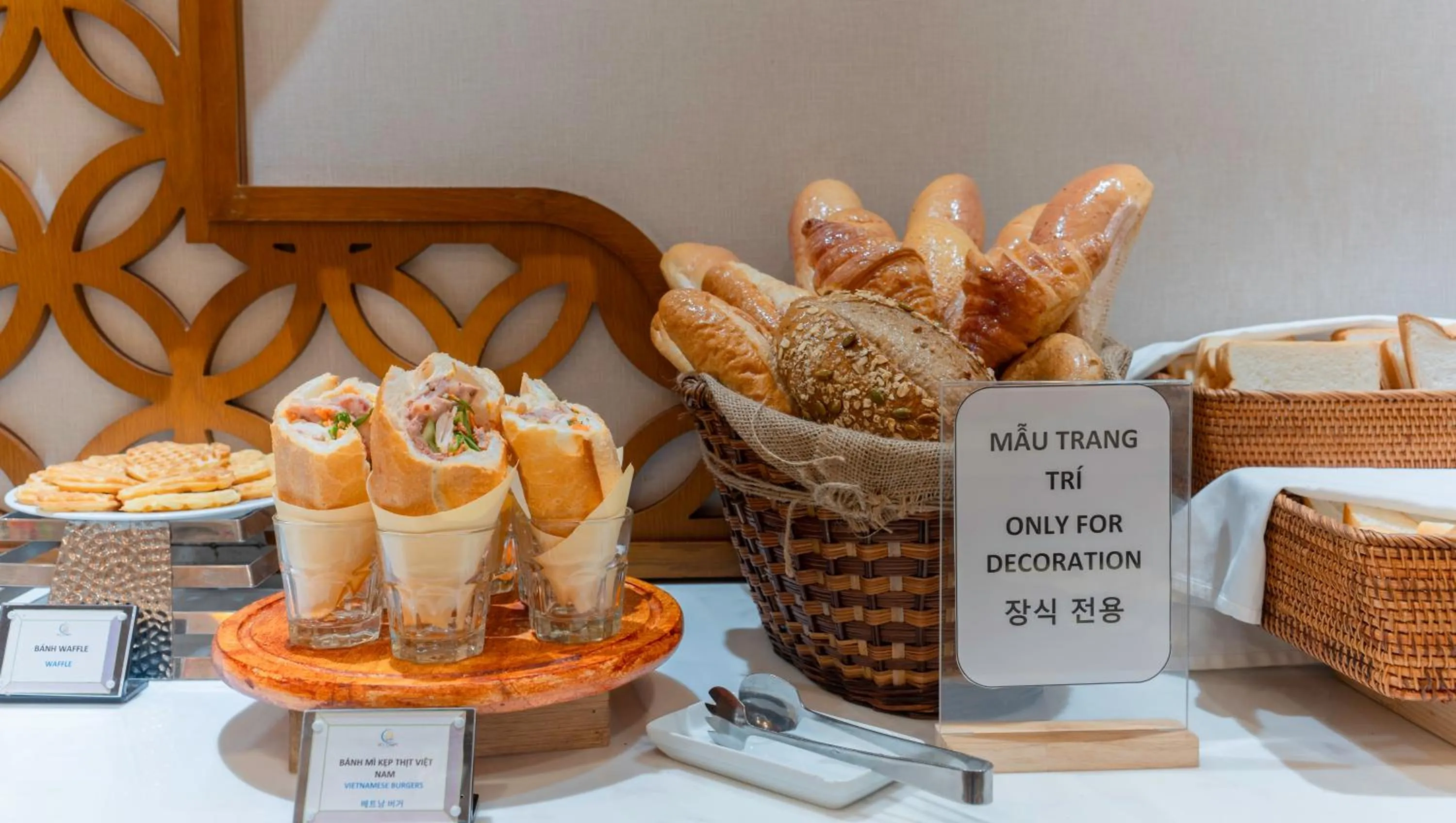 Food and drinks in Le's Cham Hotel