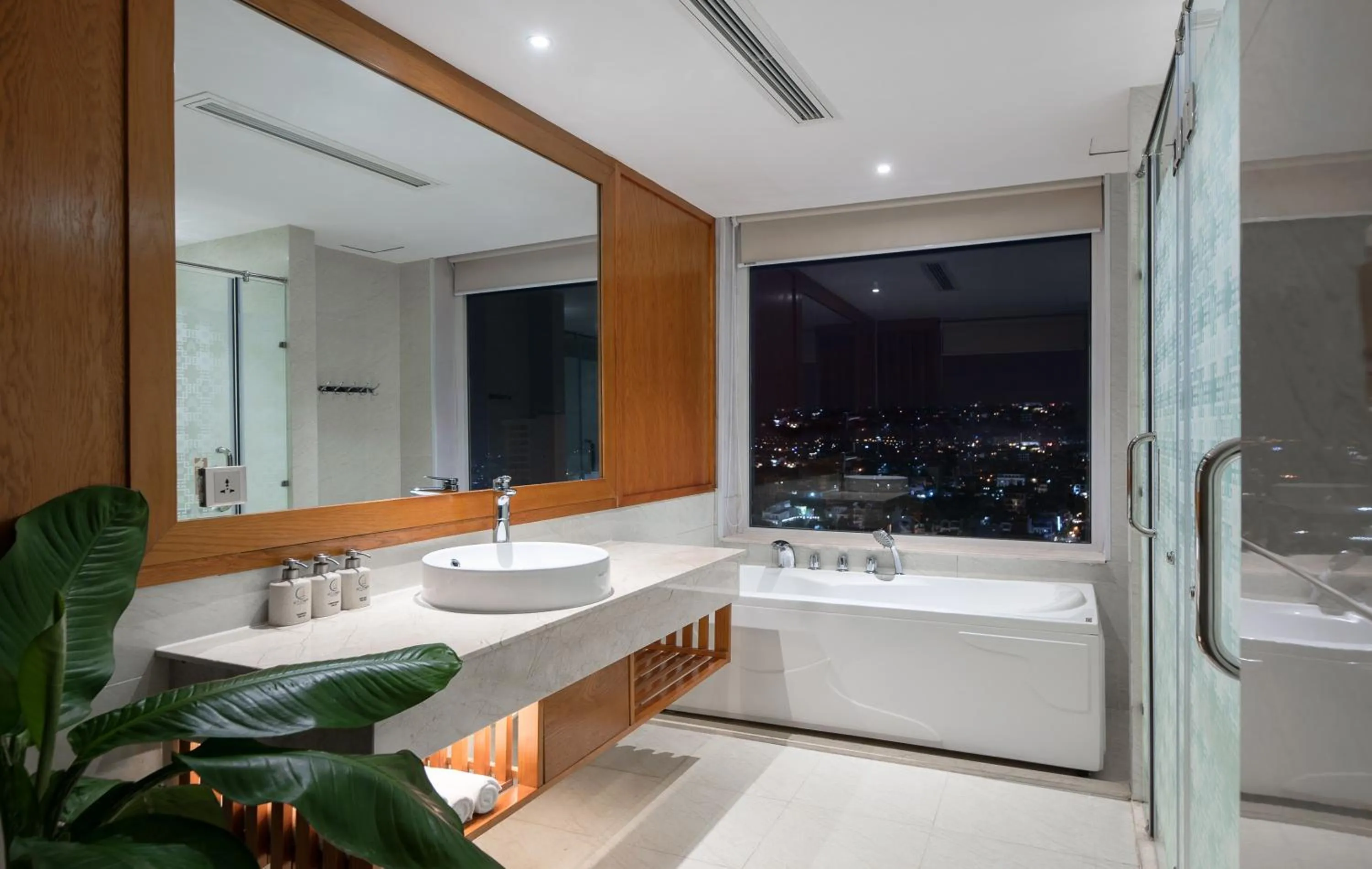 Bathroom in Le's Cham Hotel