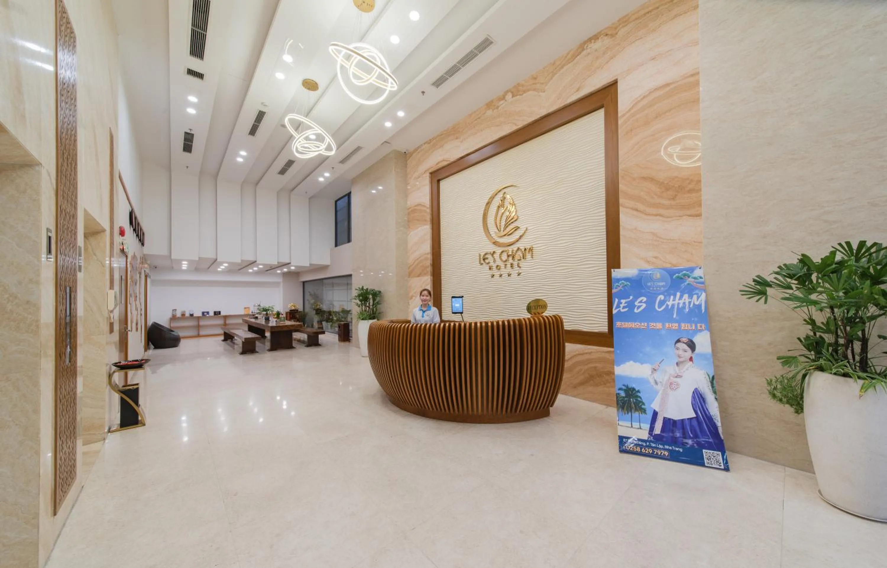 Lobby or reception in Le's Cham Hotel