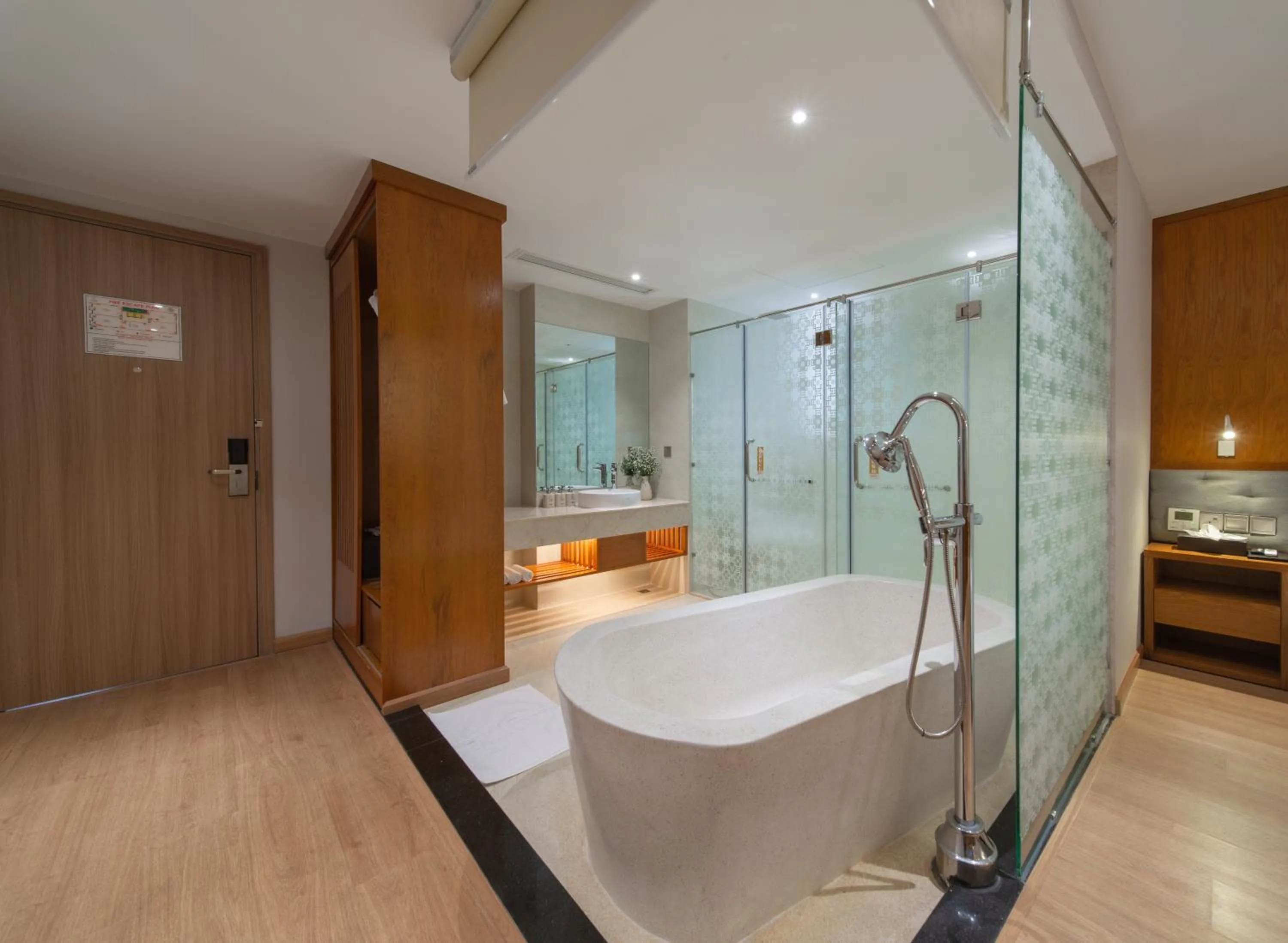 Toilet in Le's Cham Hotel