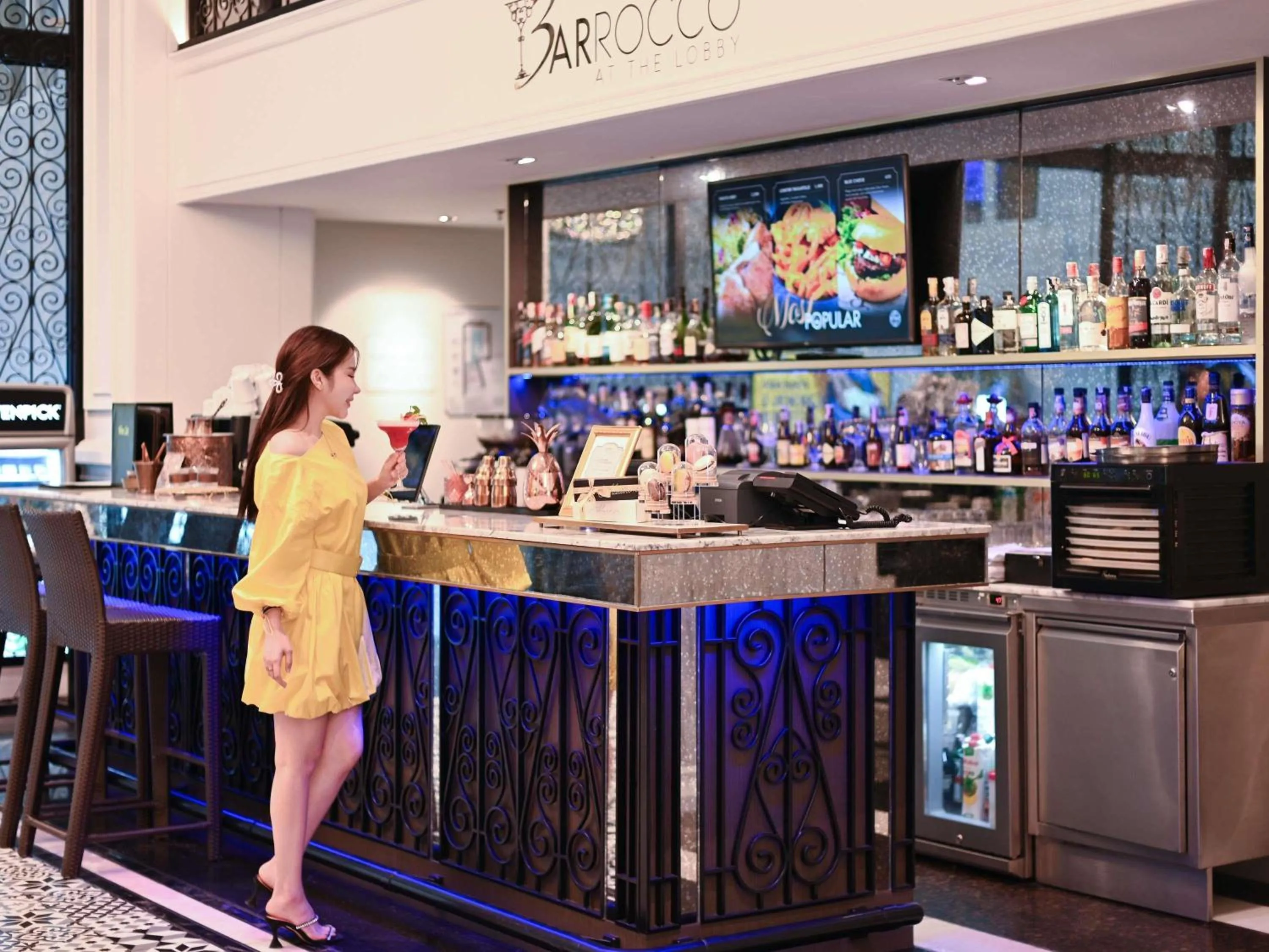 Lounge or bar in Mövenpick Myth Hotel Patong Phuket