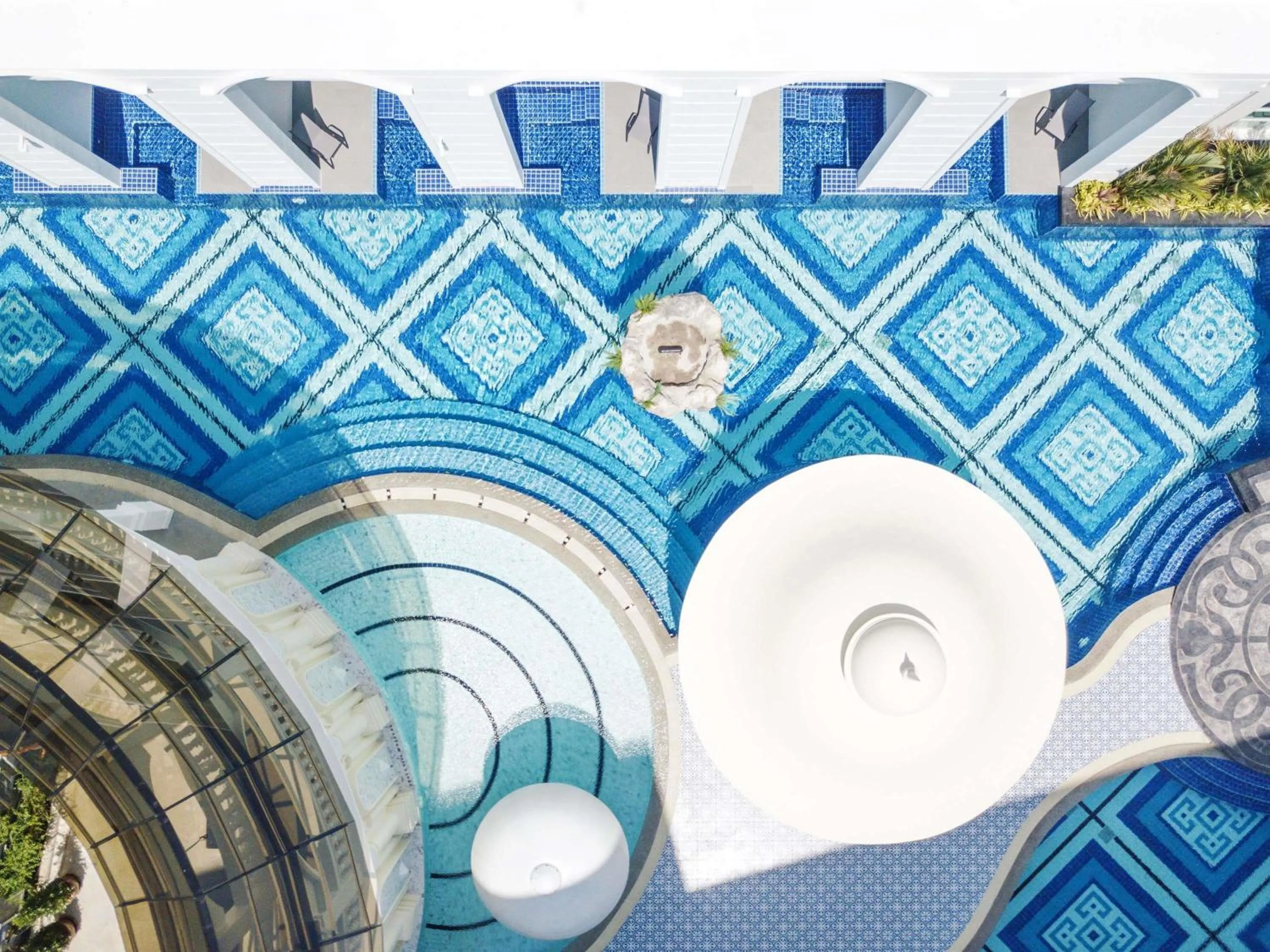 Lounge or bar in Mövenpick Myth Hotel Patong Phuket